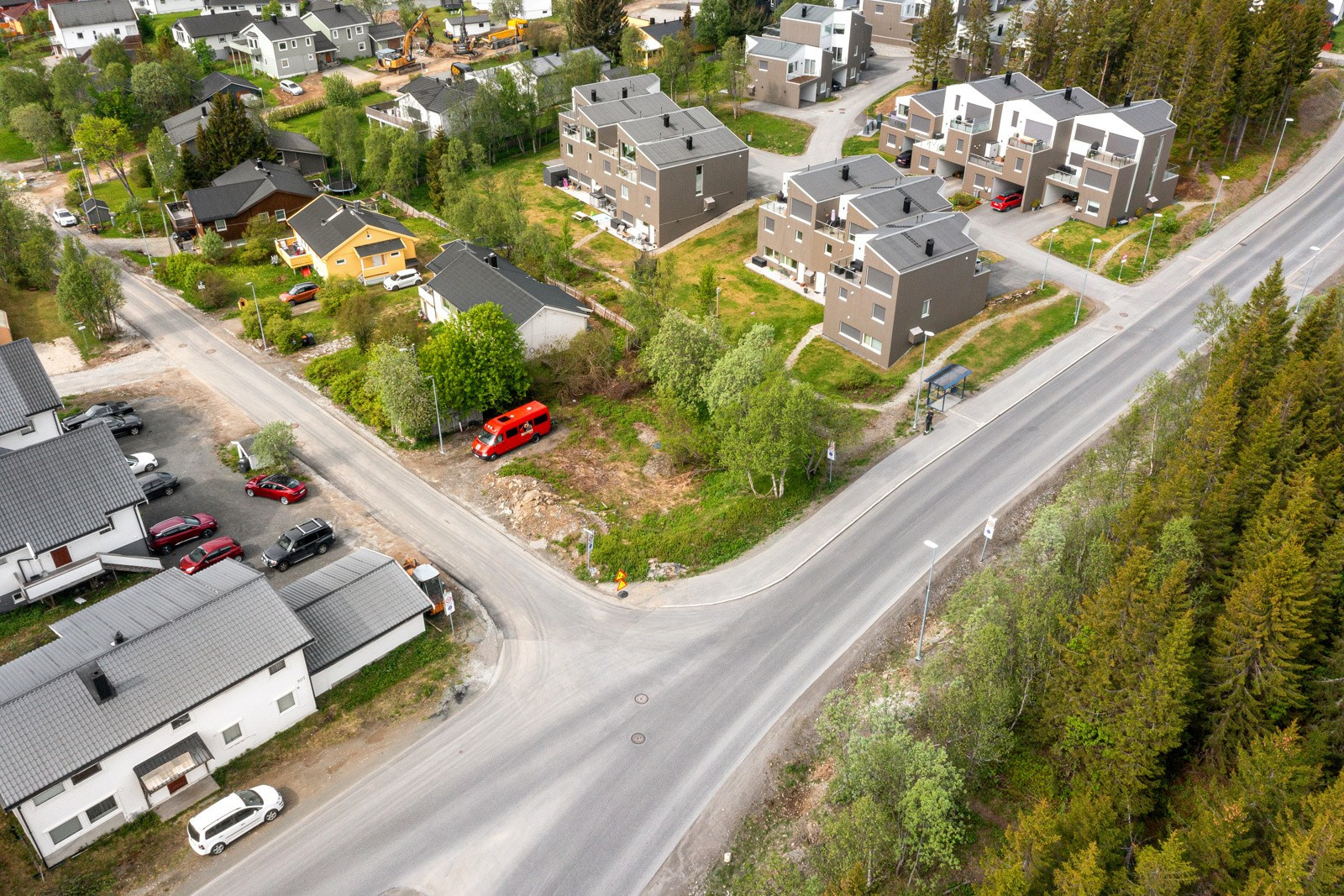 En flott, sentral og solrik boligtomt på toppen av Mortensnes.