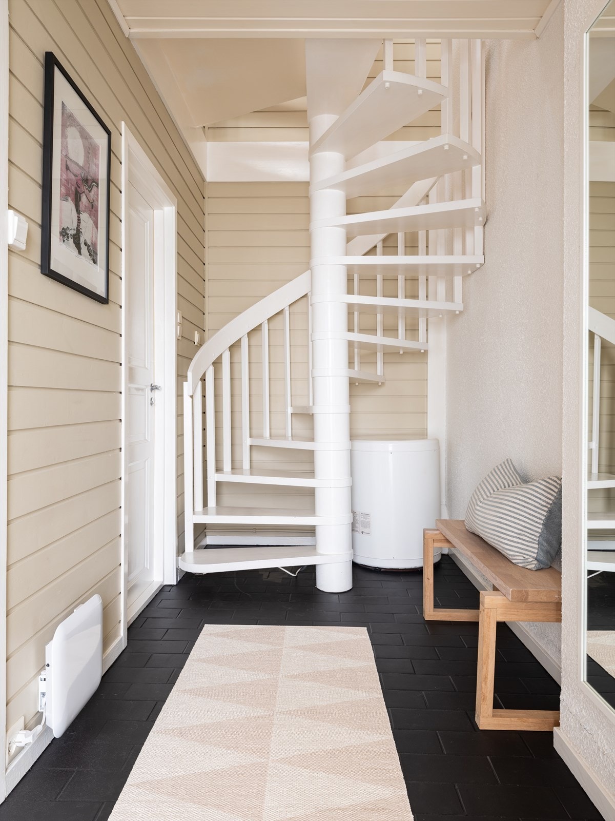 Den sjarmerende vindeltrappen fører deg gjennom hele boligen. Galleribilde