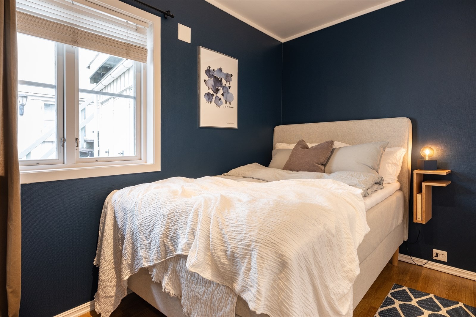 Soverommet er på 8m², og ligger vendt ut mot rolig bakgård. Til tross for at leiligheten ligger svært sentralt til, oppleves det rolig. Galleribilde