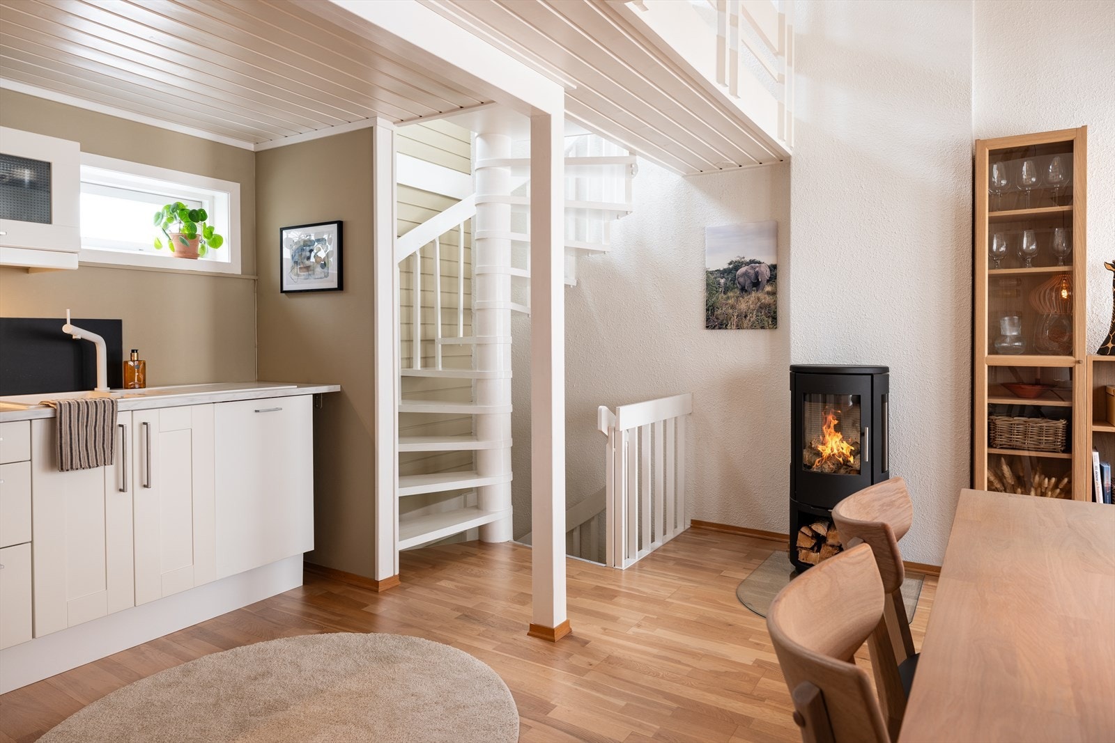 Det er etablert peis for behagelig og kostnadsbesparende oppvarming. Galleribilde