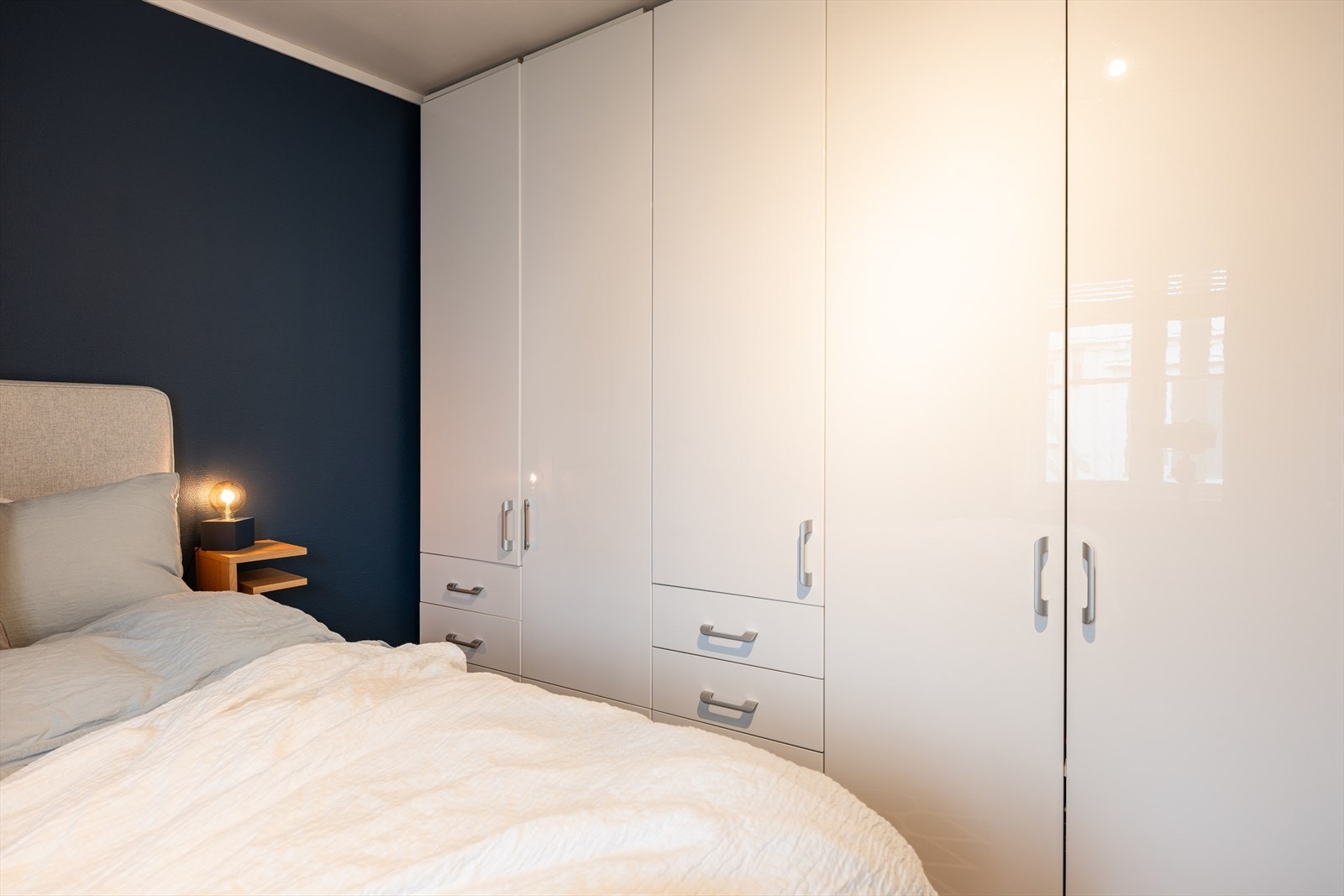Soverommet innehar et romslig og praktisk garderobeskap som medfølger handelen. Galleribilde