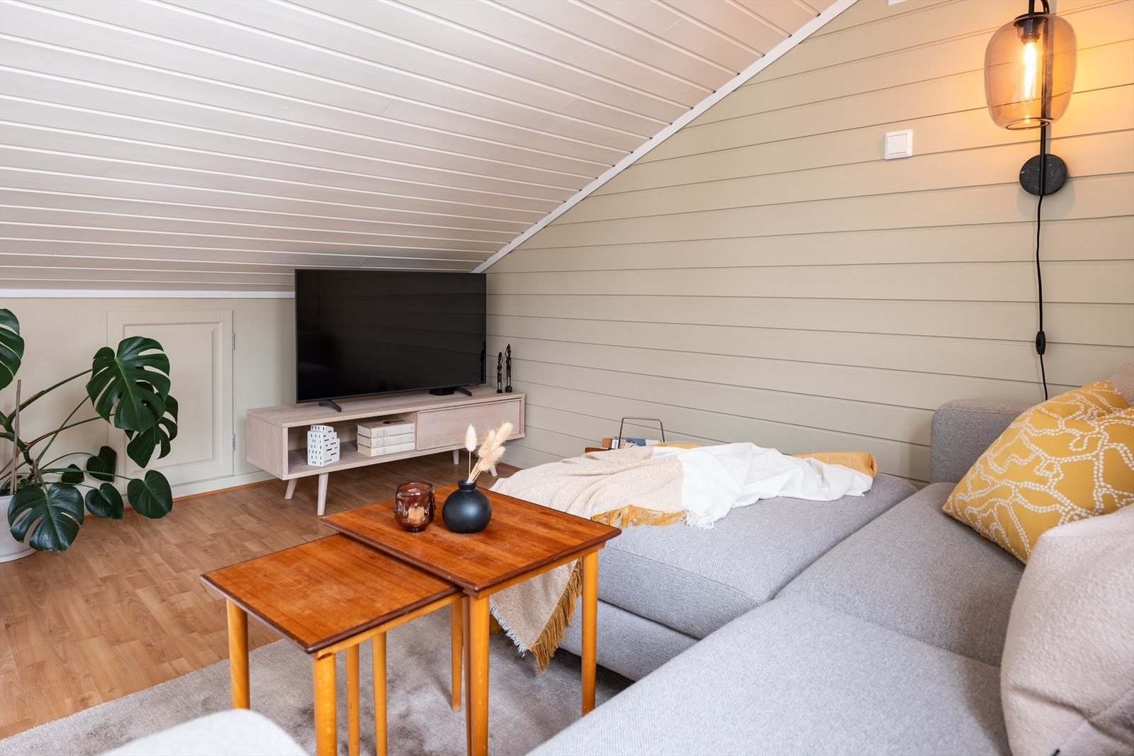 Hemsen er på 8m², med gode møbleringsmuligheter. Det er kneloft for ekstra oppbevaring. Galleribilde