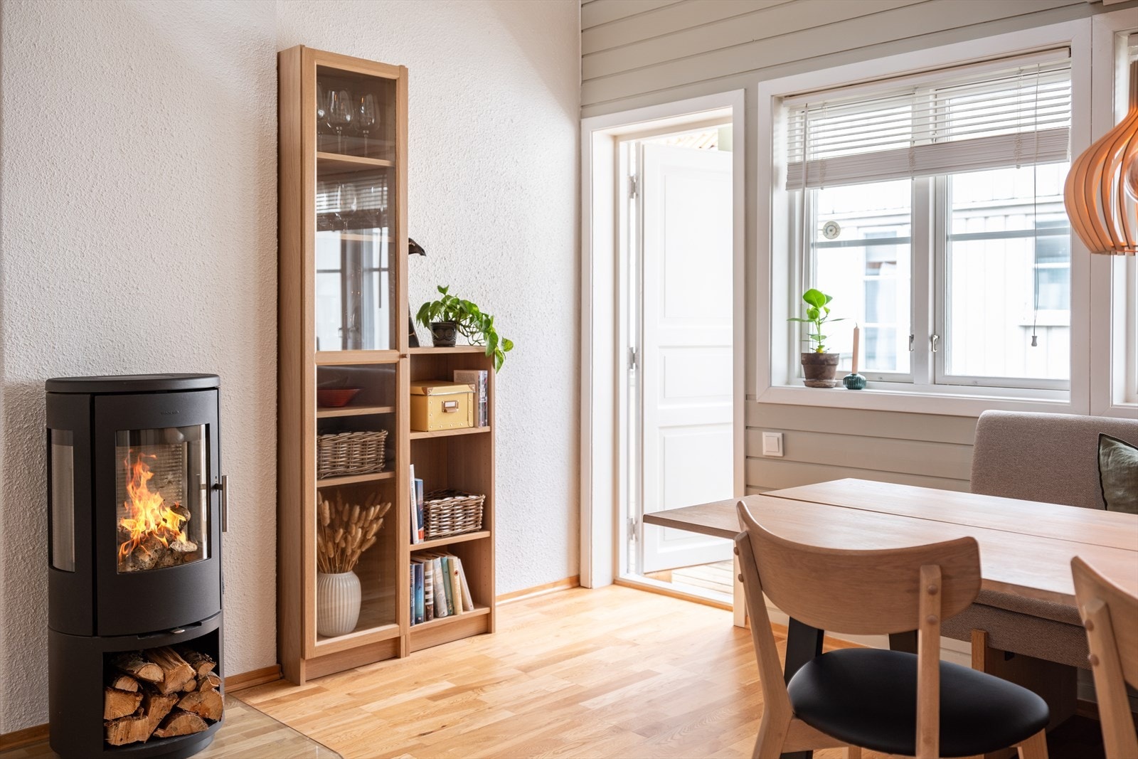 Det er direkte adkomst til en felles svalgang/terrasse. Galleribilde