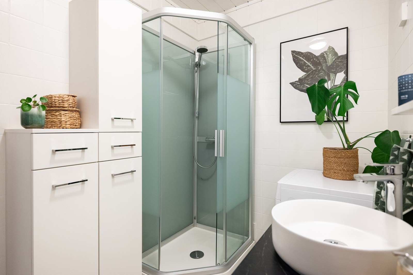 Dagens eier har påkostet baderommet med ny baderomsinnredning og servant. Videre innehar baderommet rikelig med oppbevaringsplass. Galleribilde