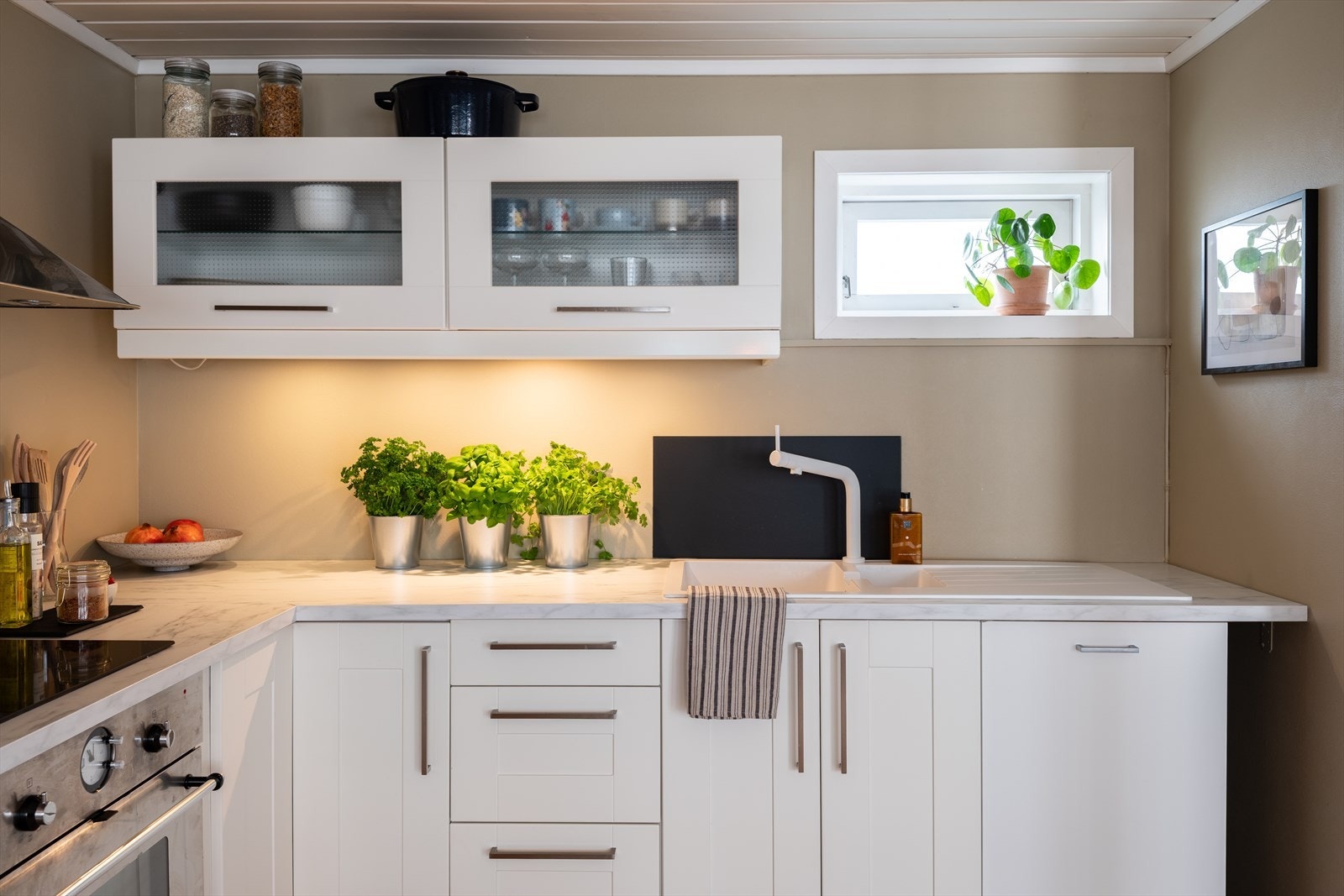 Kjøkkenet er vurdert til tilstandsgrad 1 av takstmann, og anses dermed å holde en gjennomgående moderne standard. Galleribilde