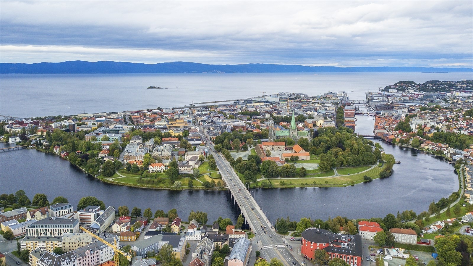 Her bor du i hjertet av Trondheim, med nærhet til alt du trenger i hverdagen. Fra boligen har du også gangavstand til både Bakklandet, Solsiden, Handelshøyskolen BI og NTNU Gløshaugen/handelshøyskolen. Velkommen på hyggelig visning! Galleribilde