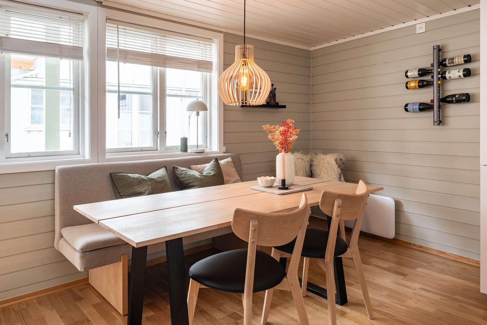 Fra leiligheten er det kun 2 minutters gange til Kongens gate som byr på hele 14 ulike bussruter. Med andre ord kommer man seg enkelt rundt i hele byen. Galleribilde