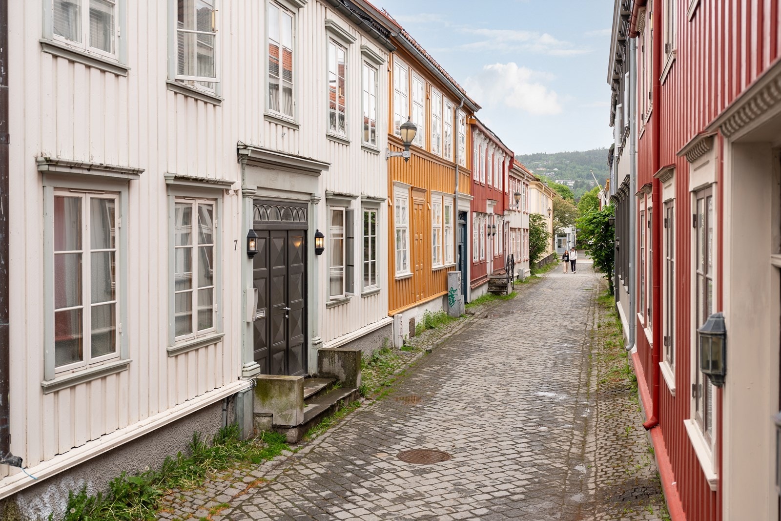 Holstveita er en skjermet og tilbaketrukket gate i hjertet av Midtbyen. Bygården ble satt opp like etter bybrannen i januar 1842. Galleribilde