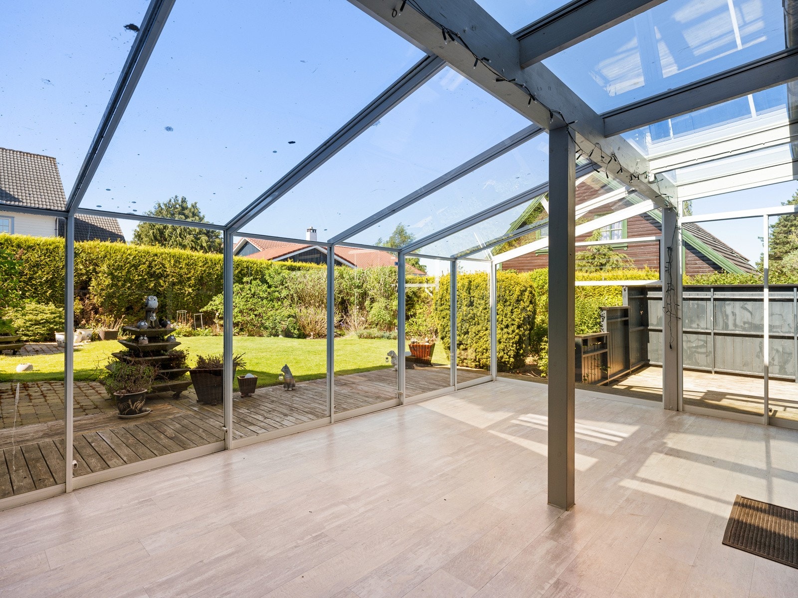 Fra stuen er det terrassedør som gir adkomst til en innglasset hagestue - en herlig romforlengelse året rundt. Galleribilde