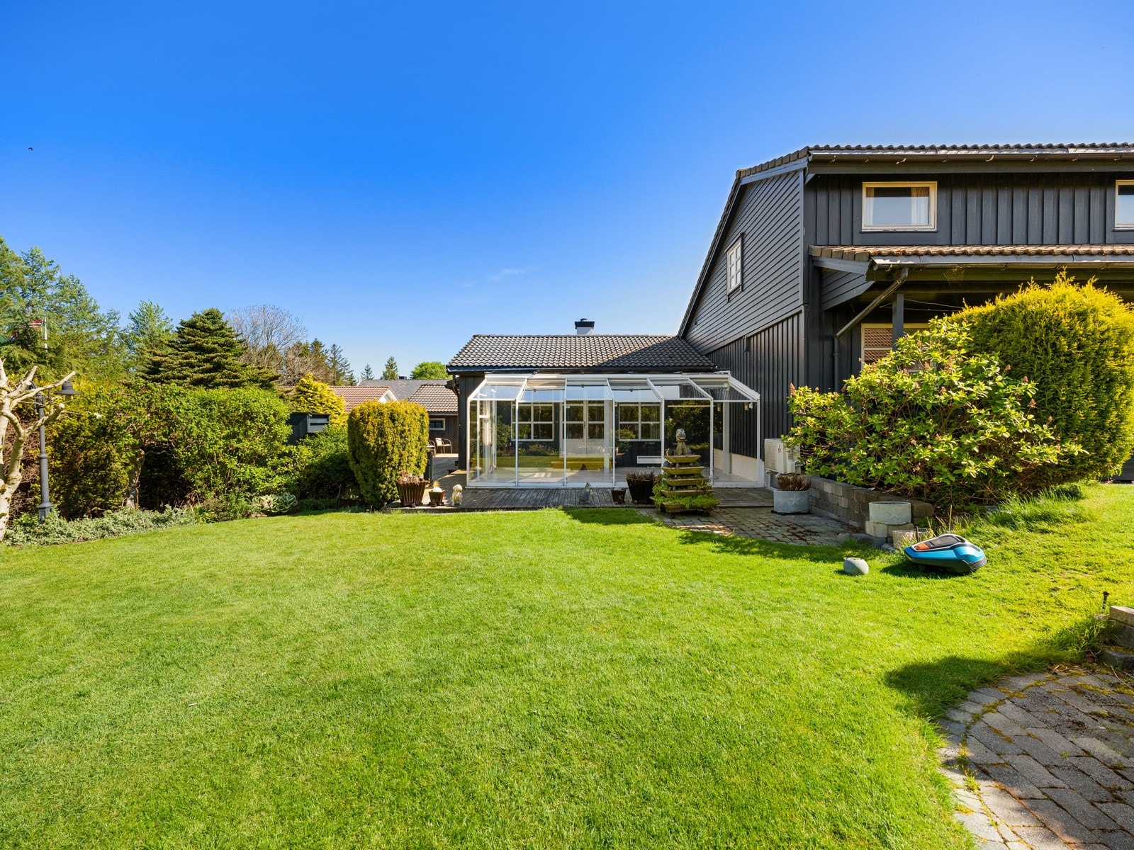 Solrik og pent opparbeidet uteområde. Galleribilde