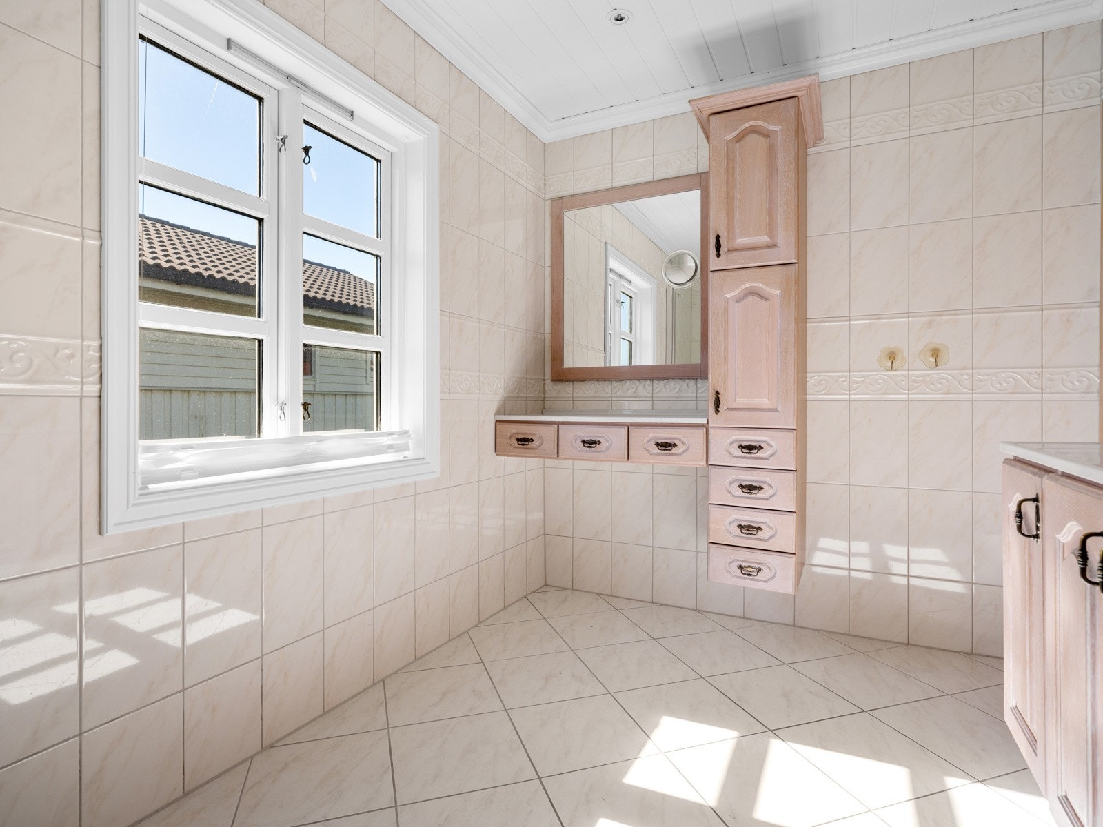 Badet har også en ekstra skapseksjon med speil. Badet er utstyrt med dusjhjørne og gulvmontert toalett. Galleribilde