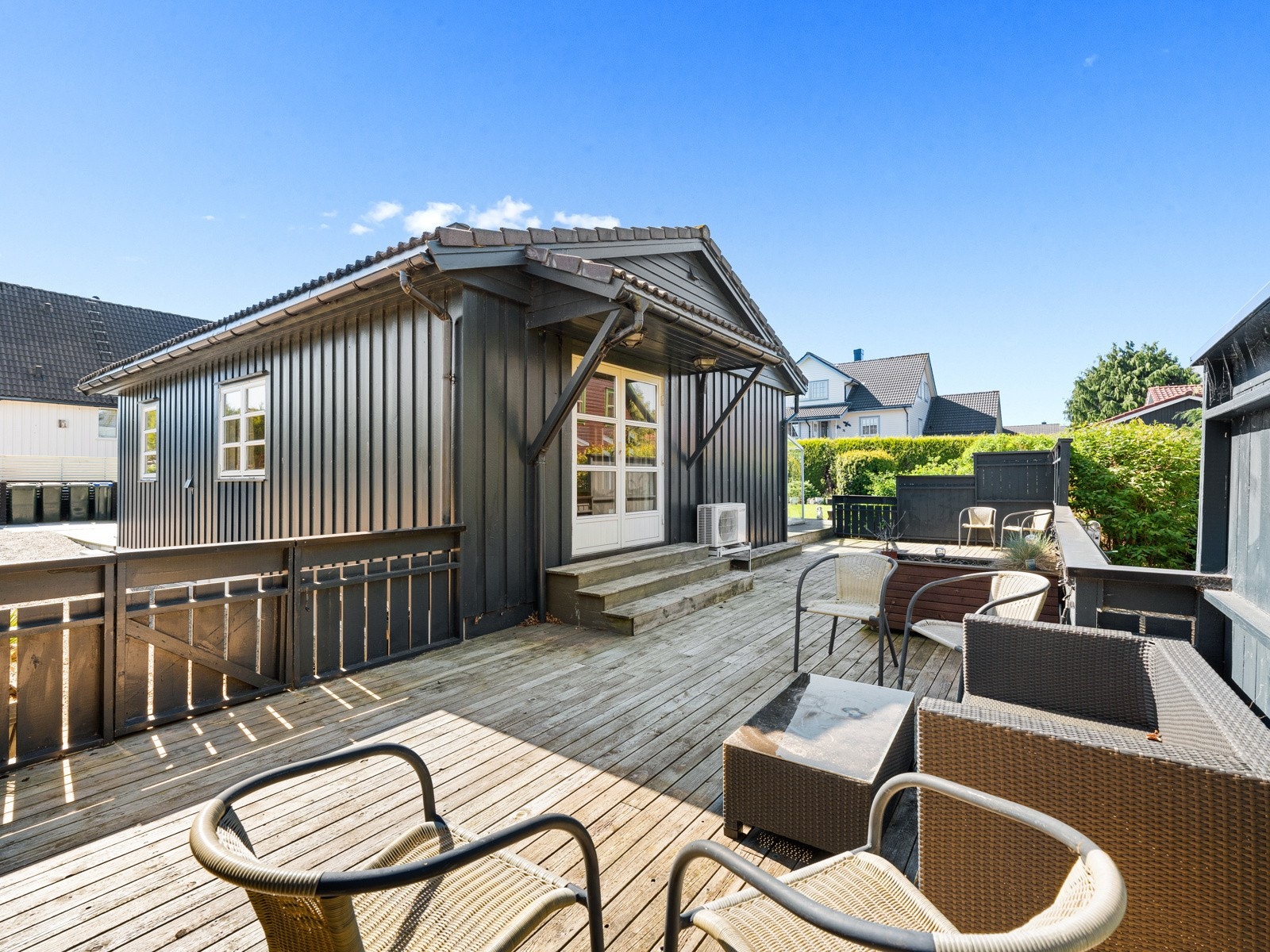 På sommerhalvåret har man også en romslig og usjenert terrasse. Galleribilde