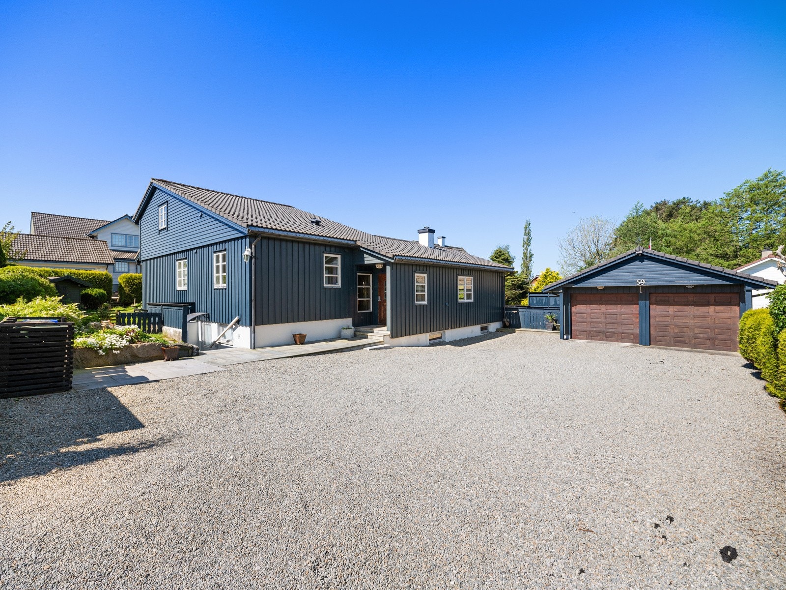 Parkering gjøres enkelt på egen tomt, samt i dobbel garasje på ca. 33 kvm. Galleribilde