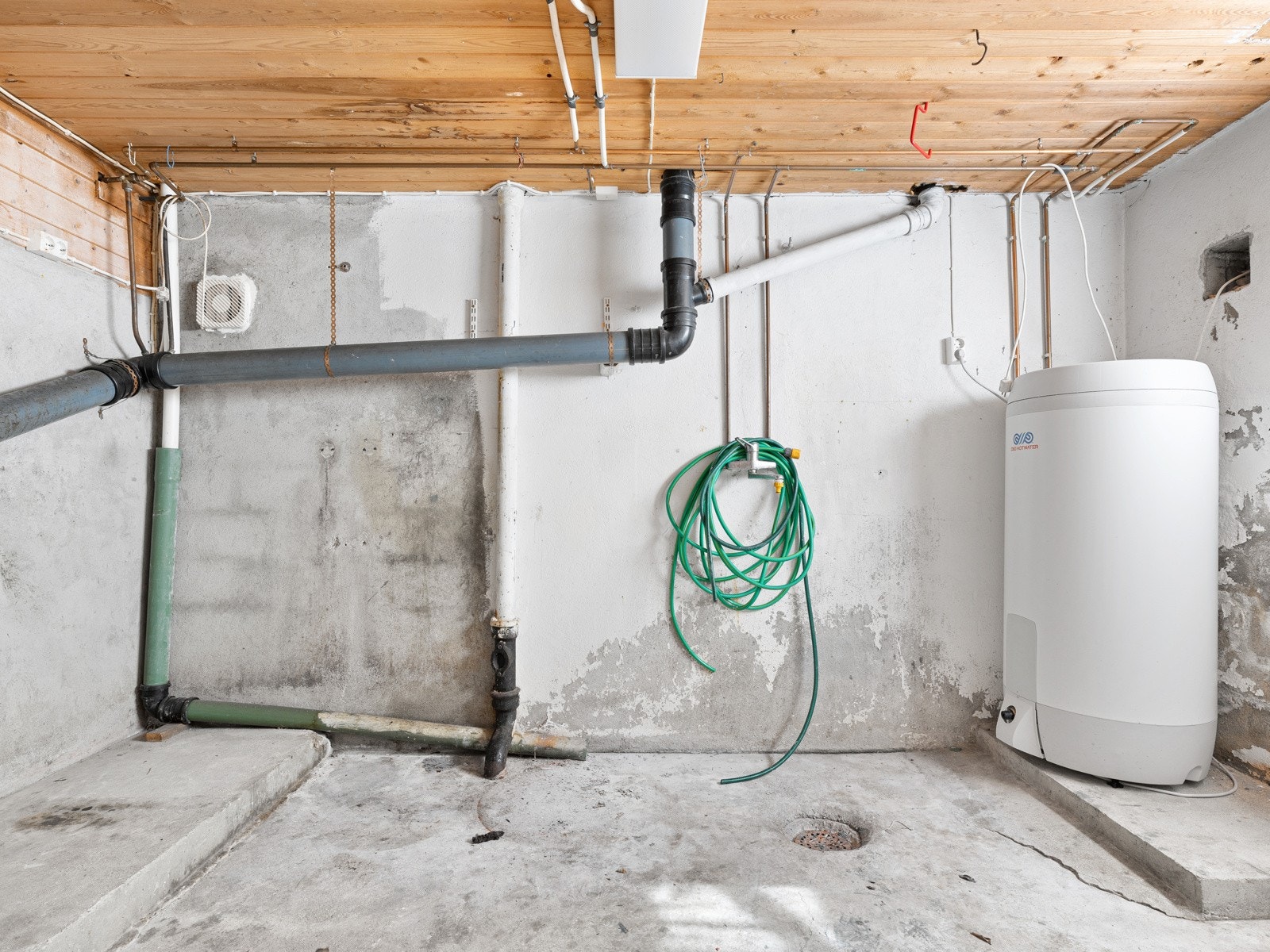 Varmtvannsberederen er plassert i det ene kjellerrommet. Galleribilde