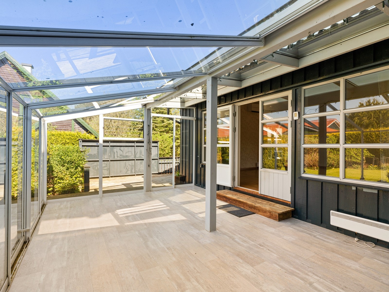 Hagestuen er av god størrelse med plass til flere sittegrupper. Galleribilde