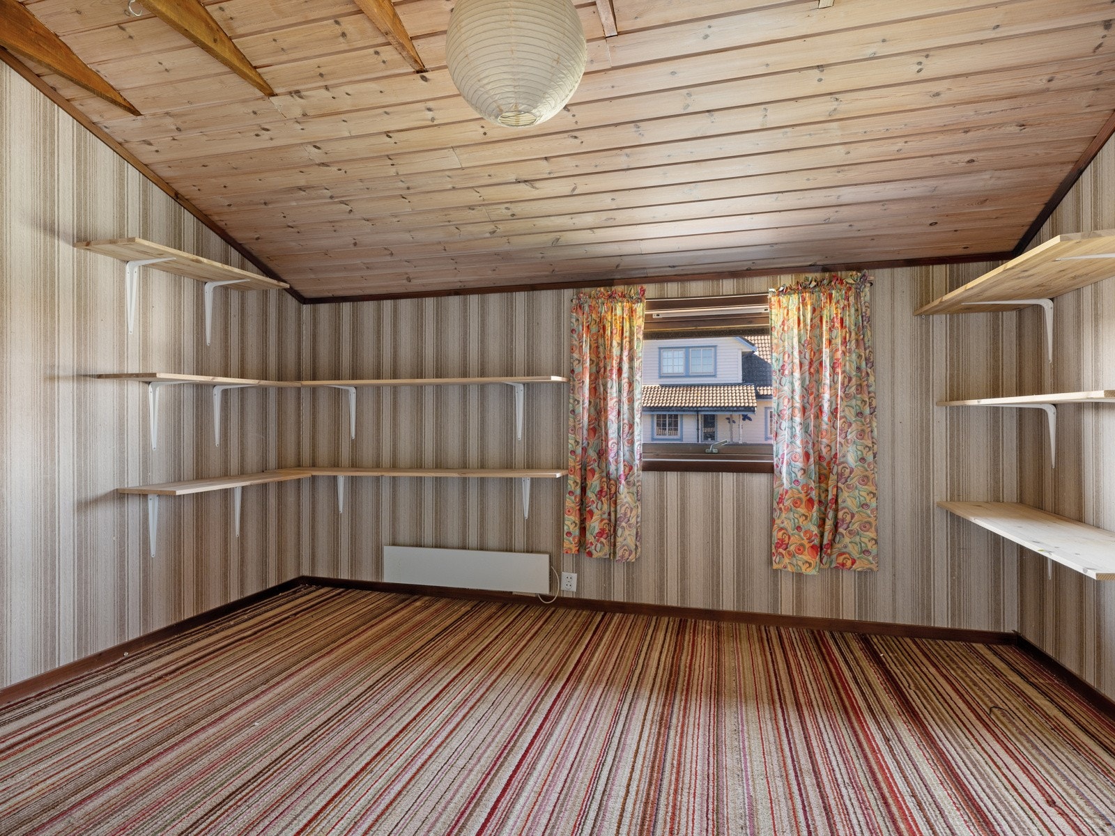 Det ene soverommet er innredet med hylleløsninger. Galleribilde