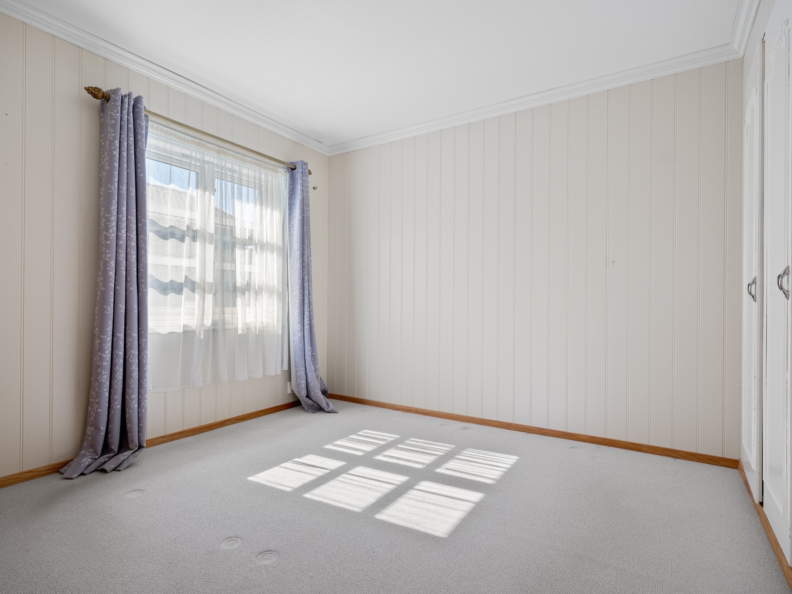 Soverommene i loftetasjen har vegg-til-vegg teppe på gulv. Galleribilde