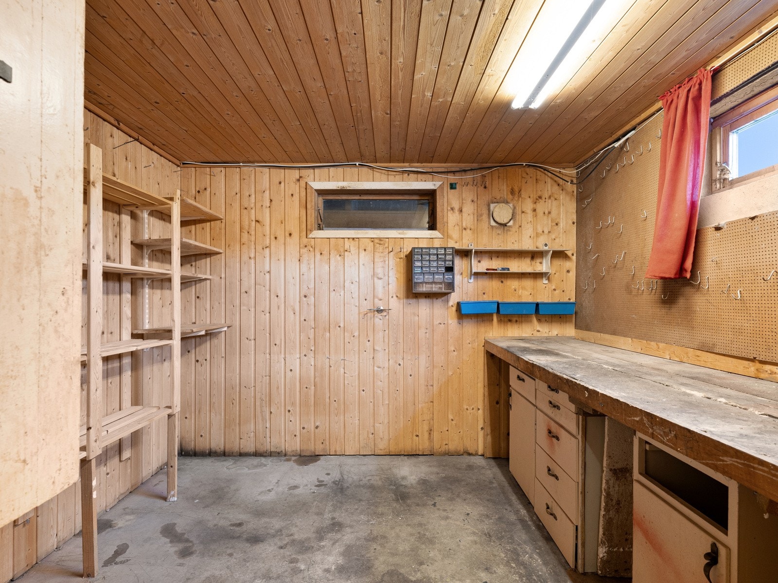 Det ene kjellerrommet er innredet som et verksted og har en kjekk benkeløsning og hyller. Galleribilde