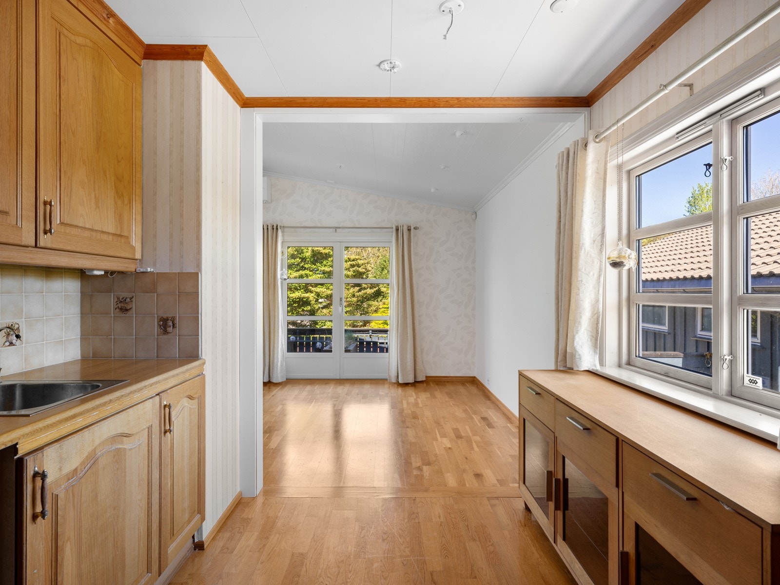 Det er også vindusflater som slipper rikelig med arbeidslys inn. Like ved kjøkkenet er det en naturlig sone for spisebord. Galleribilde