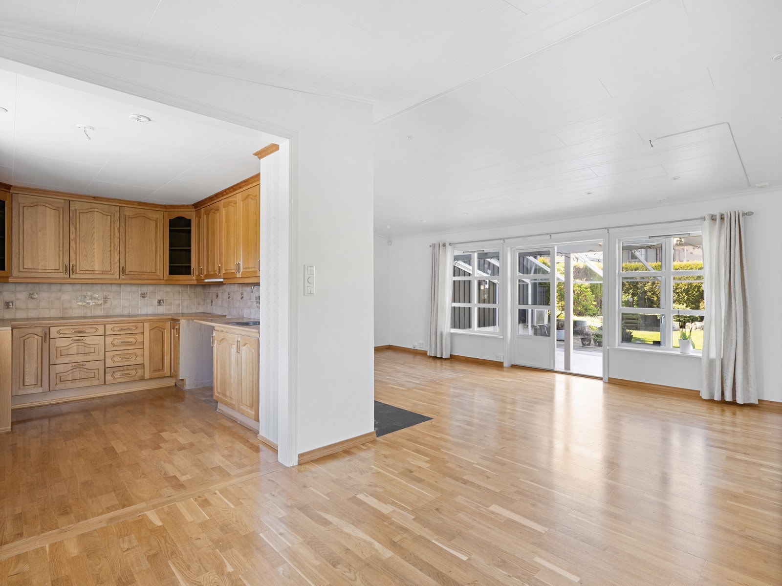 Stuen har ellers varmepumpe, varmepumpen er market med produksjons år 2018. Galleribilde