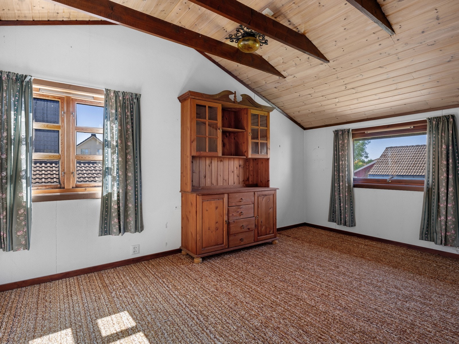 Eneboligen har fire soverom - hvorav to ligger i første etasje og to i loftetasjen. Hovedsoverommet er av god størrelse og har gulvteppe på gulv og tapetserte veggoverflater. Her er det også gode vindusflater og integrerte garderobeskap. Galleribilde