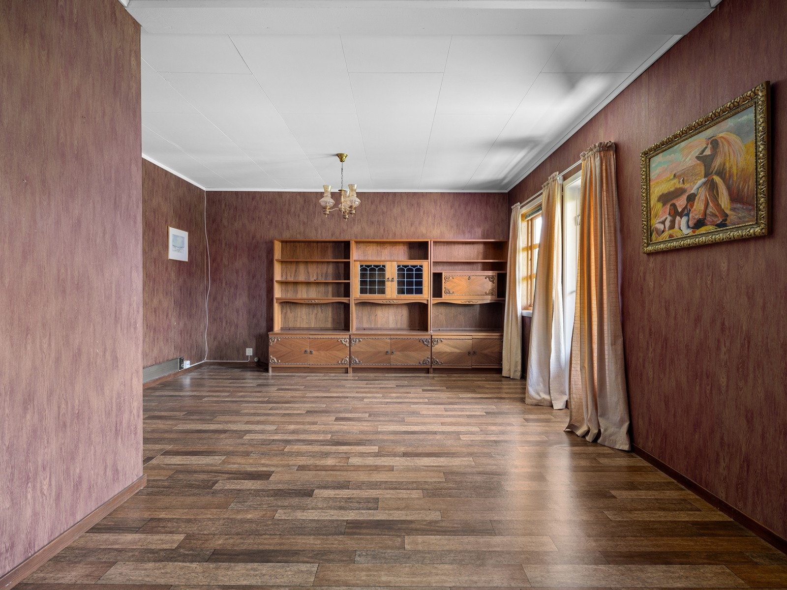 Det ene soverommet i første etasje er av meget god størrelse og kan brukes som en ytterlig stue ved behov. Galleribilde