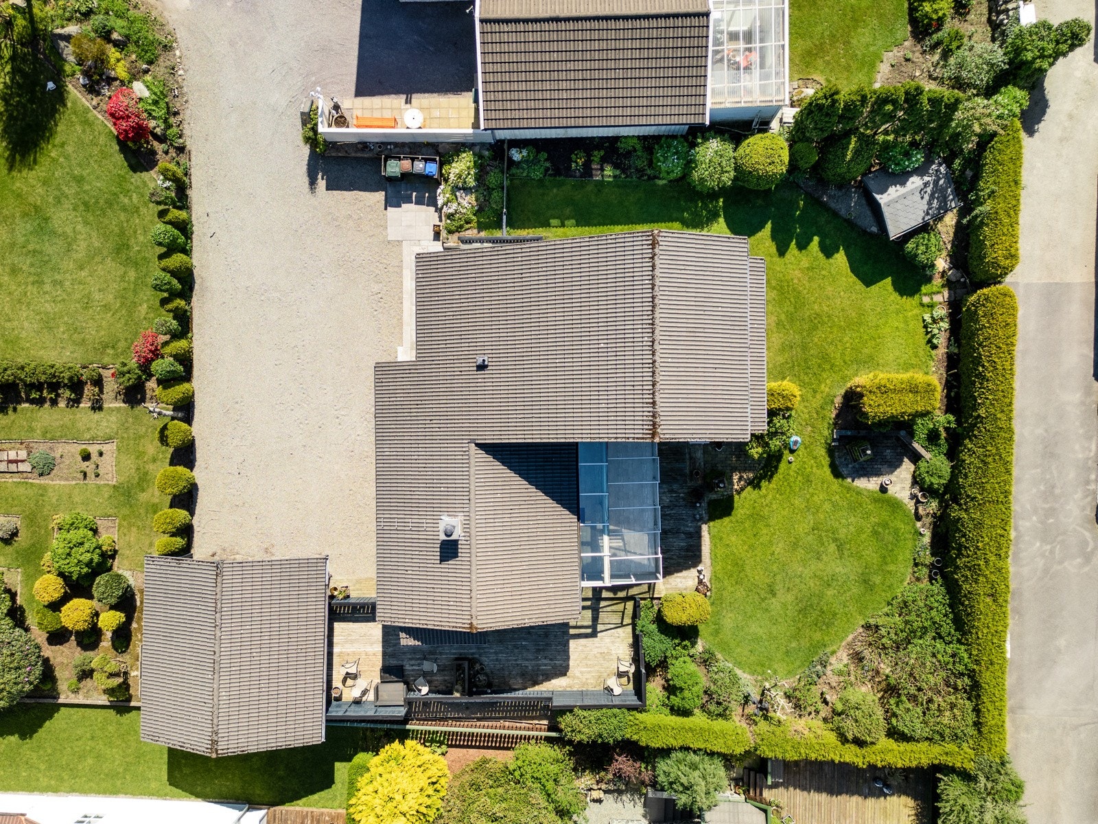 Kollektivtransport i form av tog- og bussforbindelser er lett tilgjengelig med hyppige avganger mot både nord og sør. Galleribilde