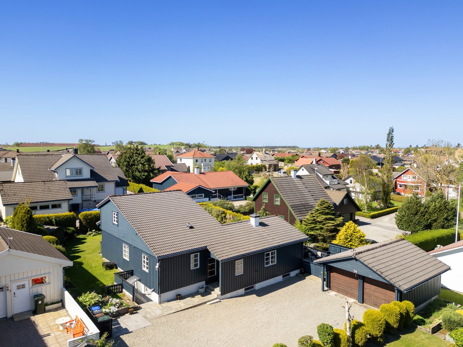 I gårdsrommet er det gruset og inngangspartiet er opparbeidet med skiferstein. Galleribilde