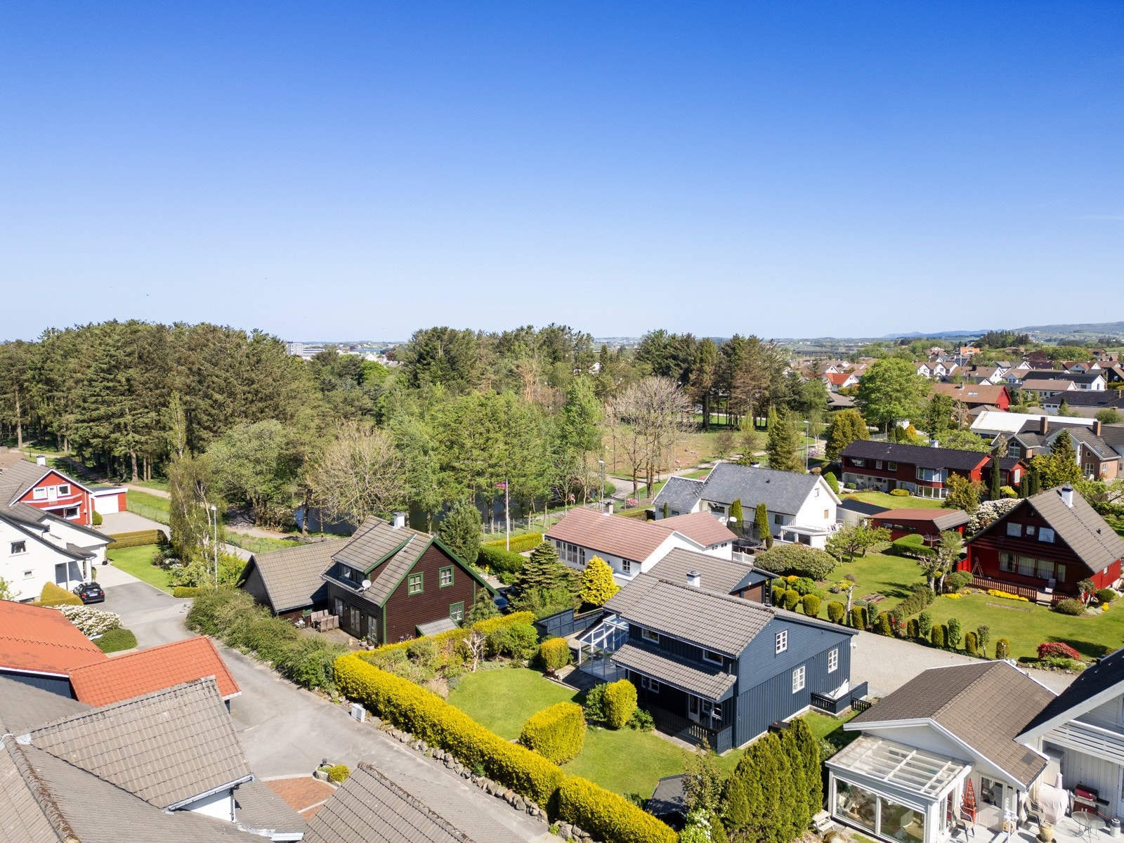 Nærbø kan tilby flere sport- og fritidstilbud for både store og små. Det kan blant annet skiltes med et flott idrettsanlegg "Nye loen" som kan tilby moderne fasiliteter som holder et høyt nivå. Galleribilde