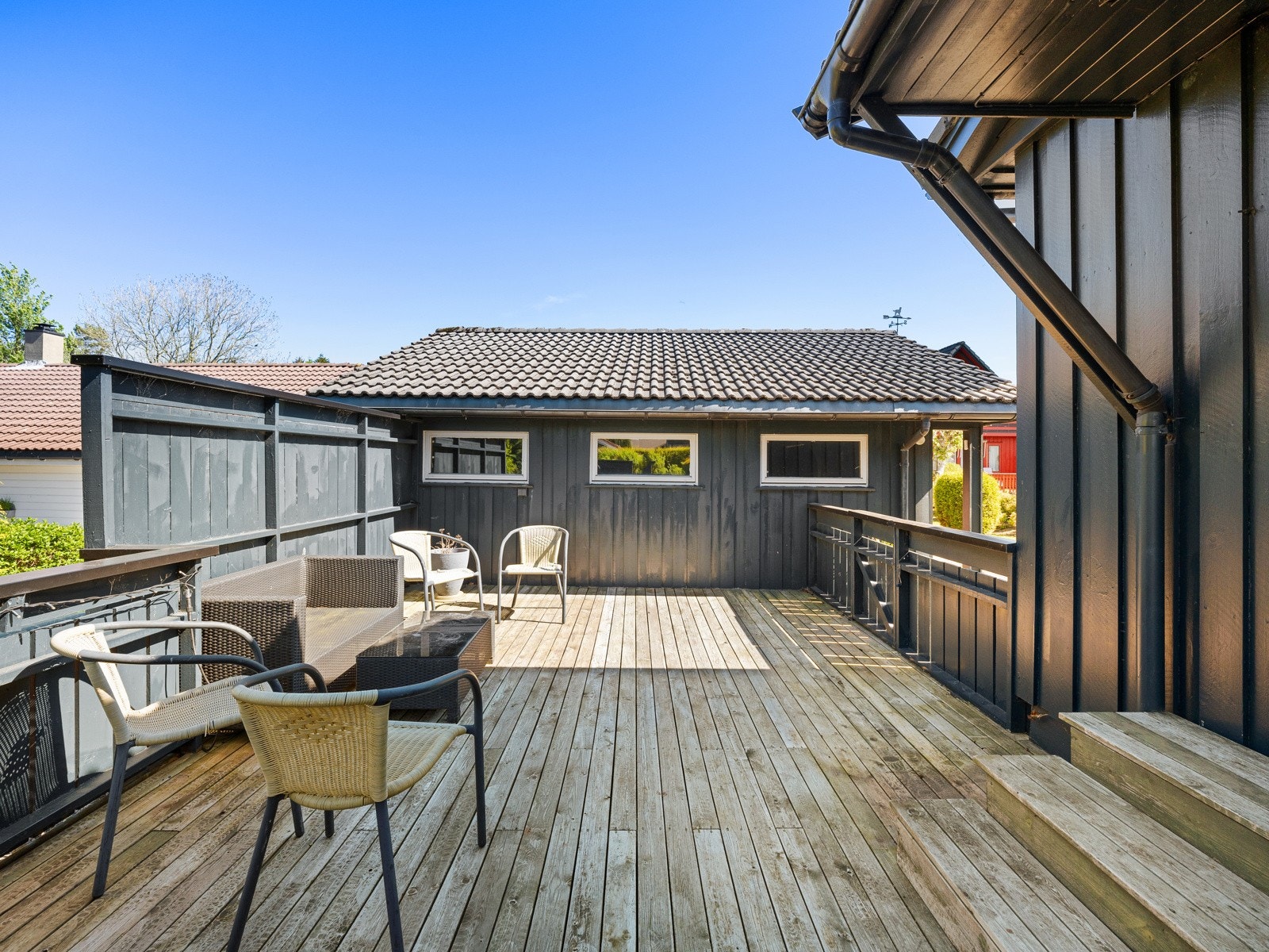 Eiendommen ligger sentralt med lett tilgang til alle fasiliteter i Nærbø sentrum. Galleribilde