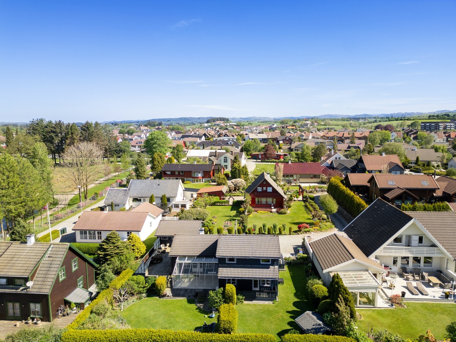 Området kan tilby flere gode skole- og barnehagetilbud med blant annet Rosktoppen bartnehage, Urhei barnehage, Skjeraberget barnehage, Motland skule, Bø skule og Nærbø ungdomskule. Galleribilde