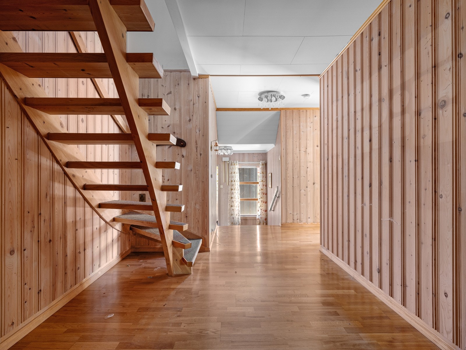 Eneboligen har en romslig gang, med god plass til kommoder og lignende. Galleribilde