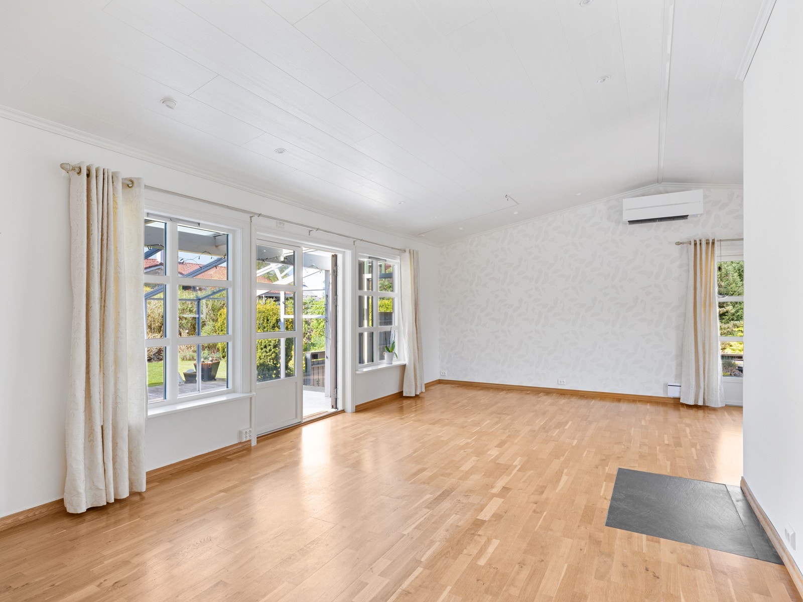 Stuen er av god størrelse og har store vindusflater som slipper rikelig med dagslys inn. Galleribilde