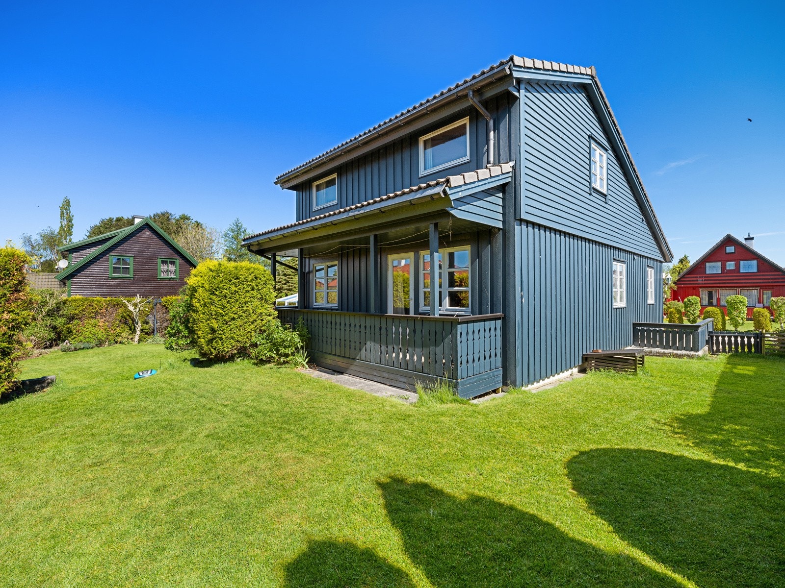 Eneboligen ligger fint plassert på en flat, solrik tomt i et etablert og barnevennlig nabolag. Galleribilde