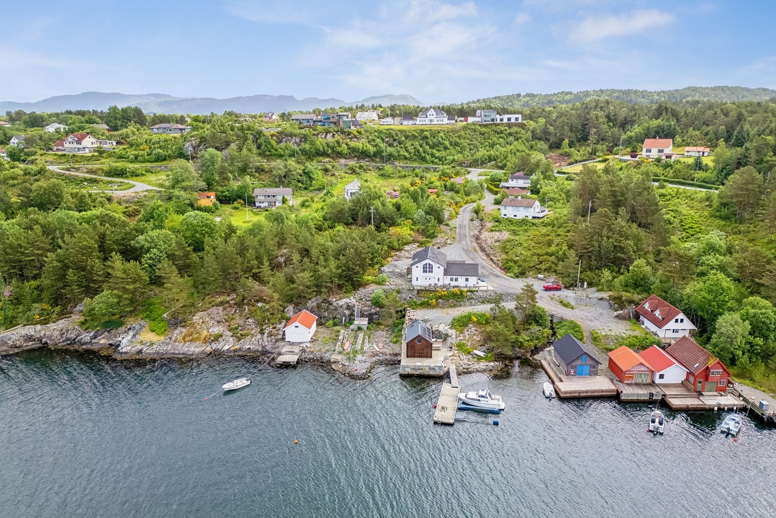 Auklandshamn skule, nærbutikk og bussholdeplass i gangavstand fra tomten. Etablert boligområde like i nærheten. Galleribilde