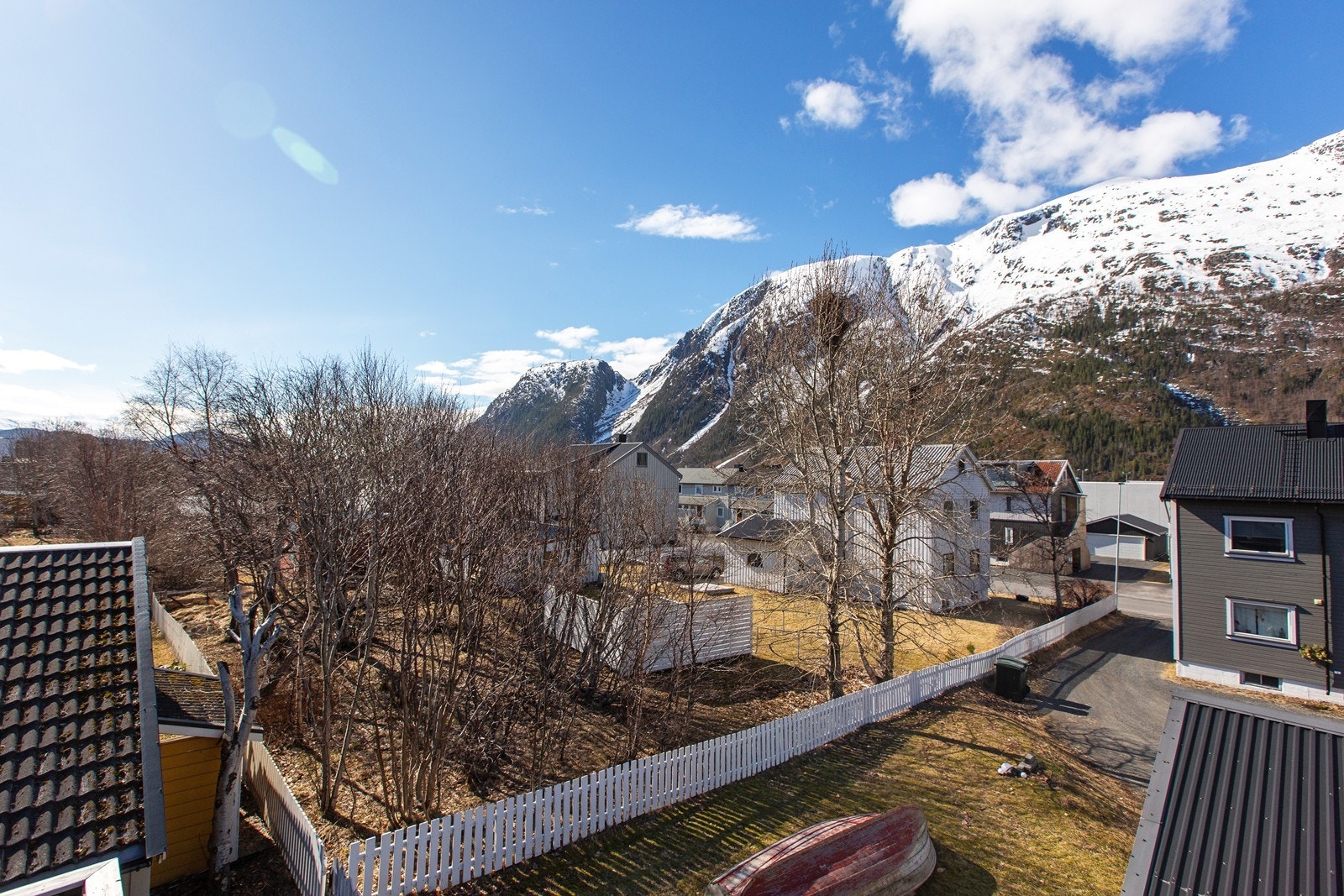 Utsikt mot Øyfjellet fra terrassen Galleribilde