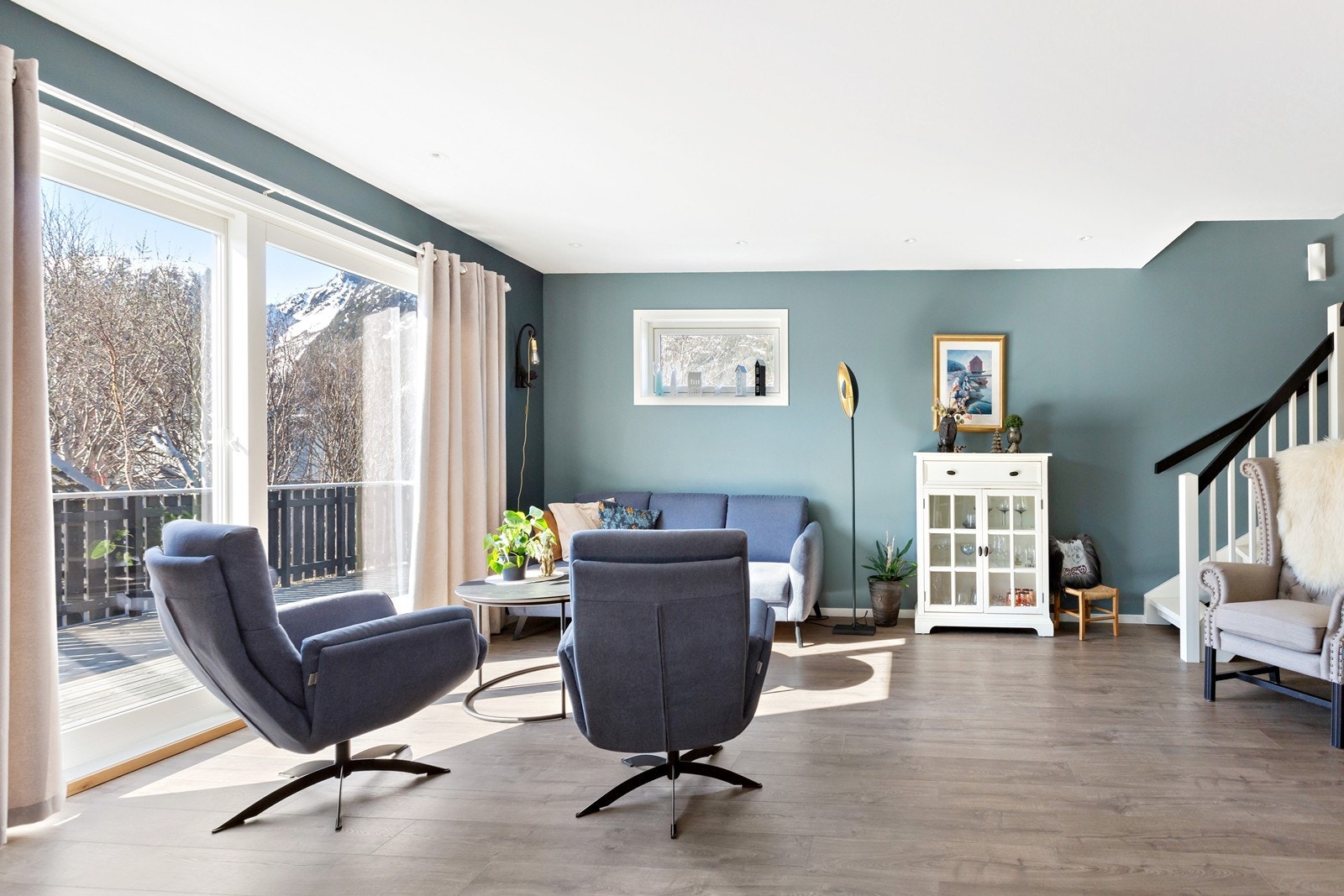 De store vinduene slipper inn godt med naturlig dagslys Galleribilde