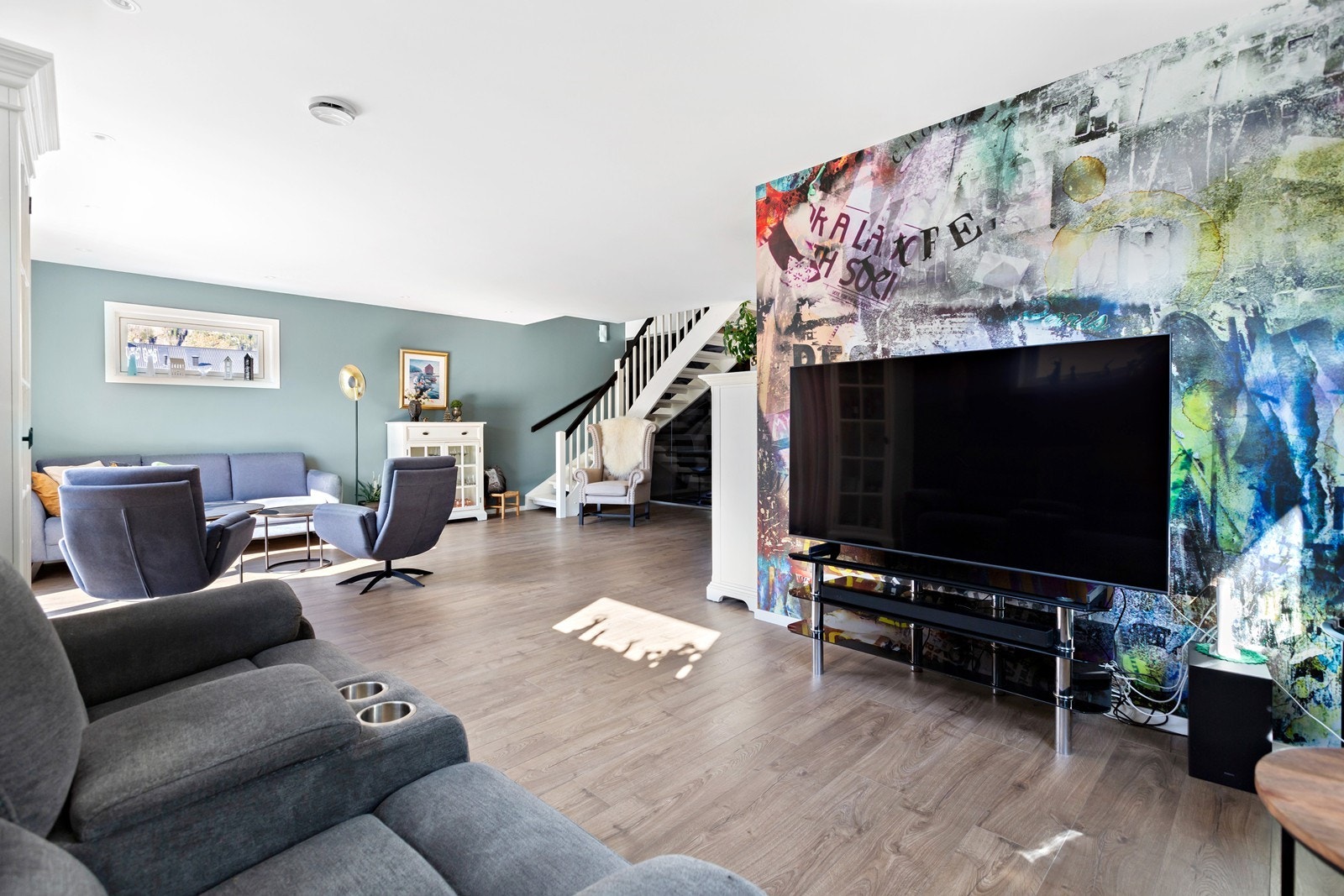 Stua er vinklet og gir mulighet for å møblere i forskjellige sittesoner Galleribilde