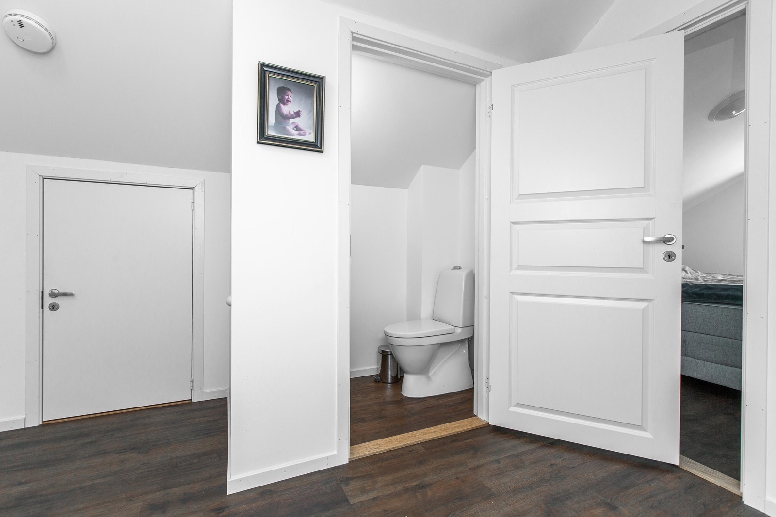 Toalettrom og flere boder, loftetg. Galleribilde