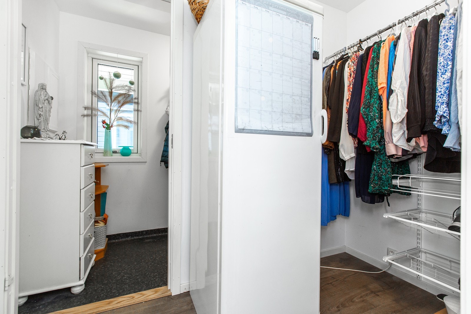 Praktisk bod og garderobe ved siden av gangen Galleribilde