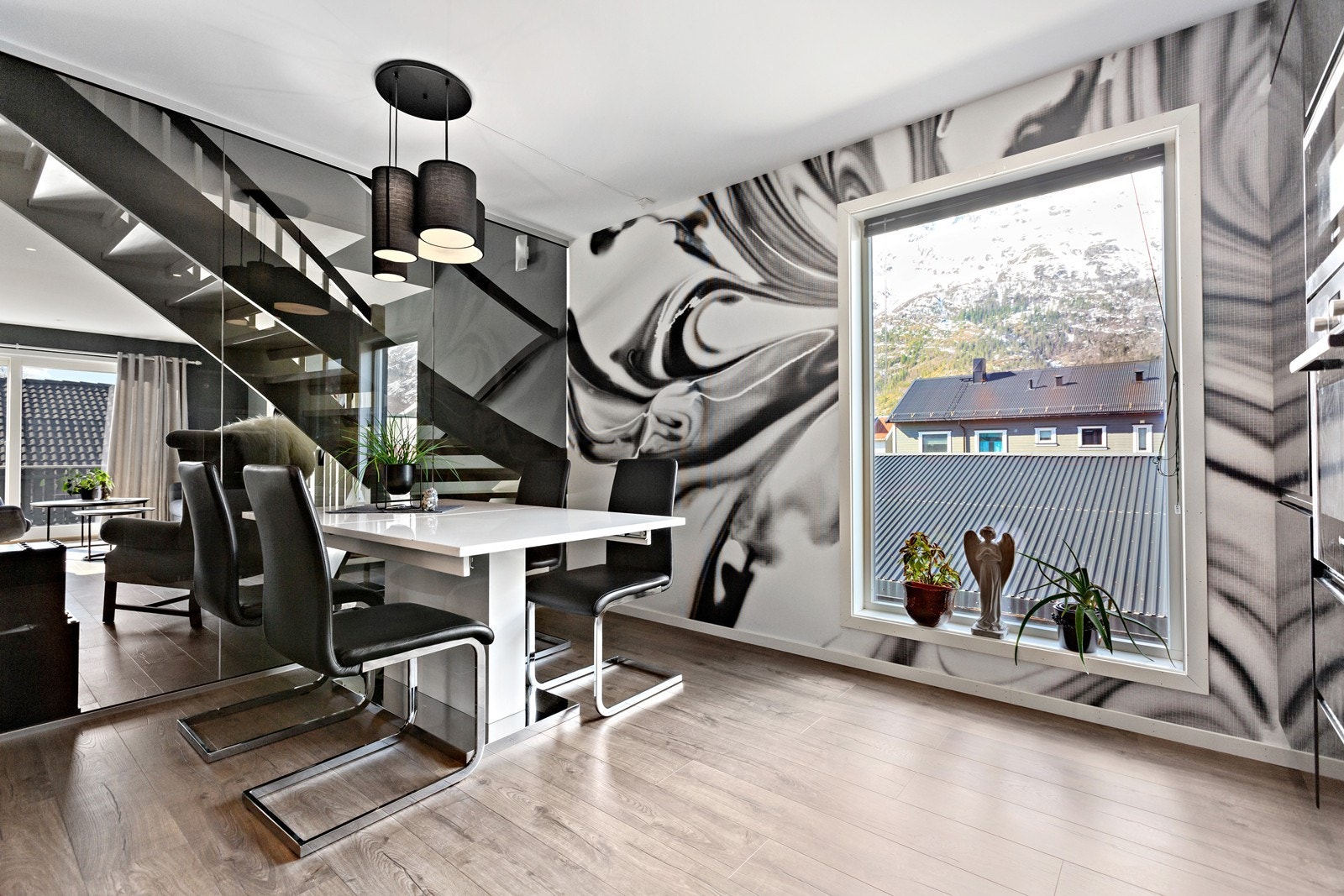 Plass for spisebord og stoler foran kjøkkenvinduet Galleribilde