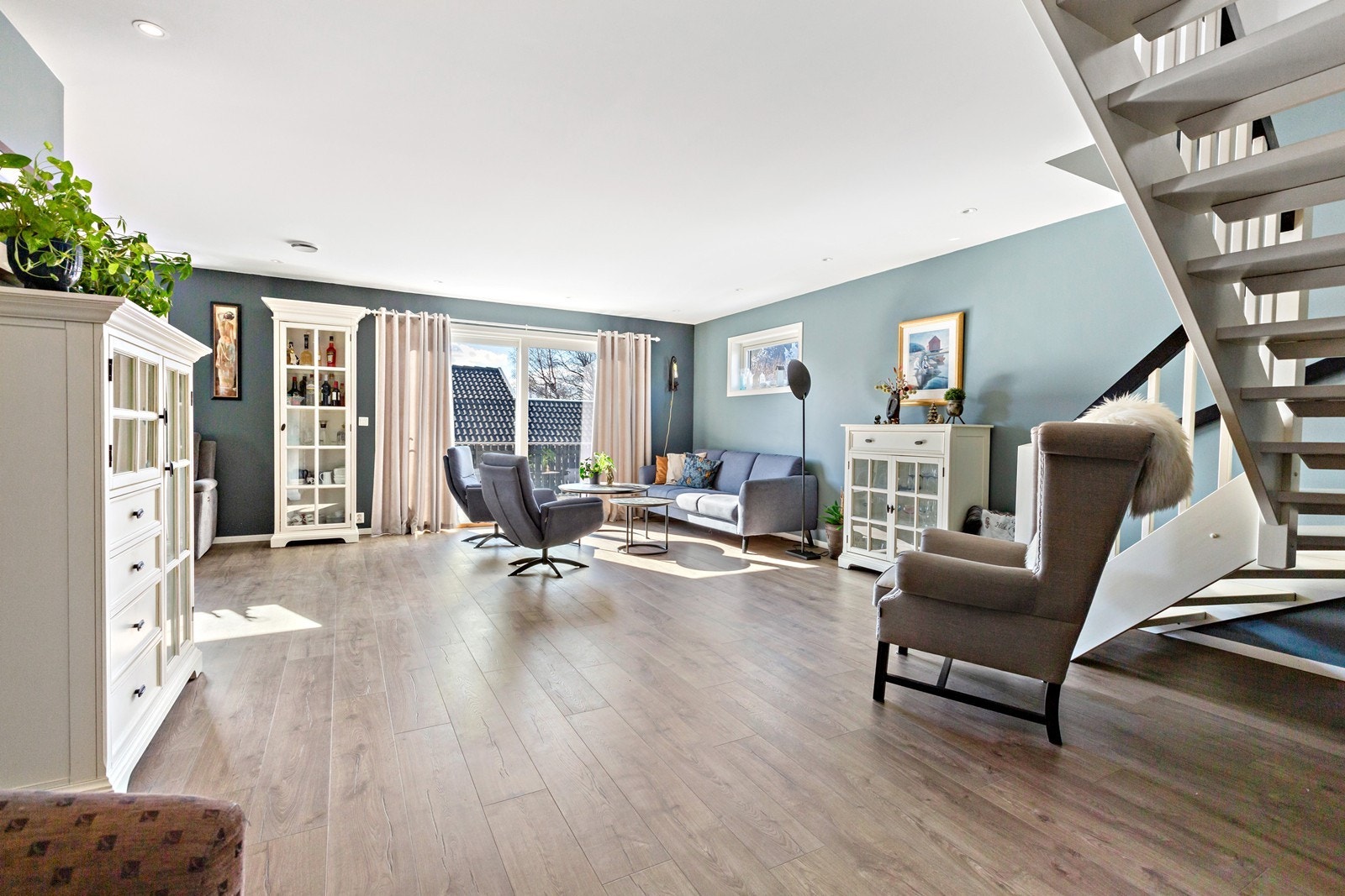 Velkommen til Finnskoggata 22c. Leiligheten ligger i 2. etg. og går over to plan Galleribilde