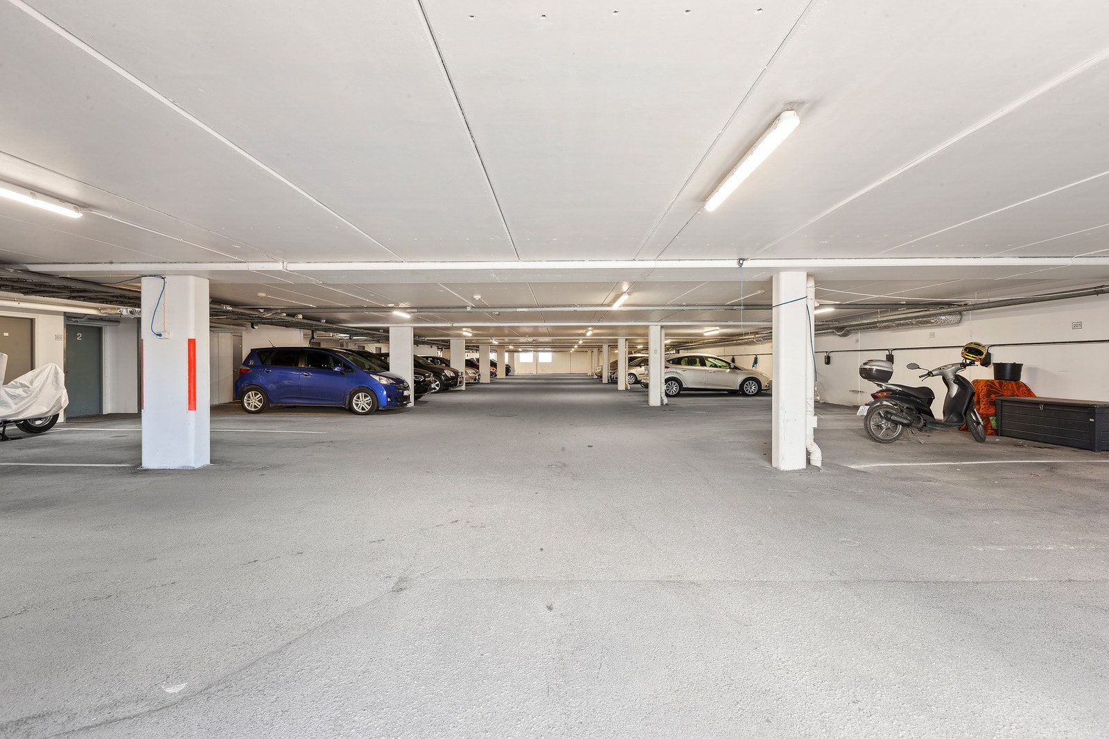 Garasjeplass i lukket garasjeanlegg medfølger. Galleribilde