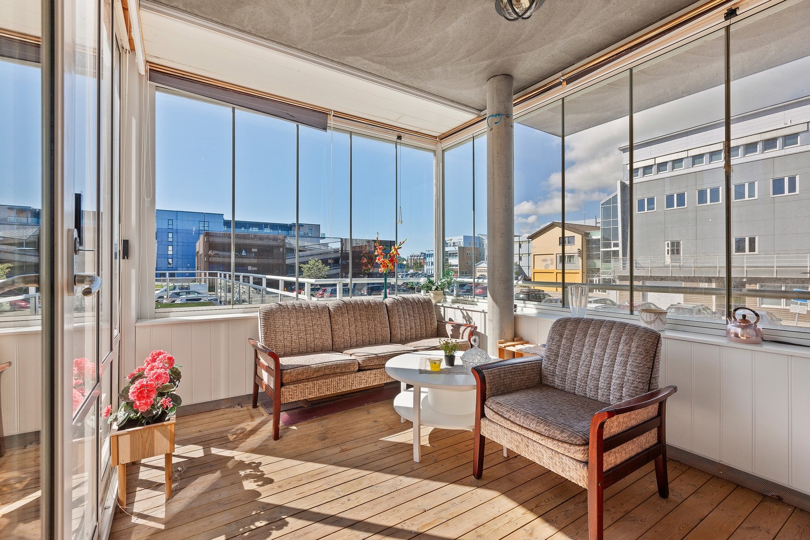 Fra stue er det utgang til romslig sørvestvendt innglasset veranda. Galleribilde