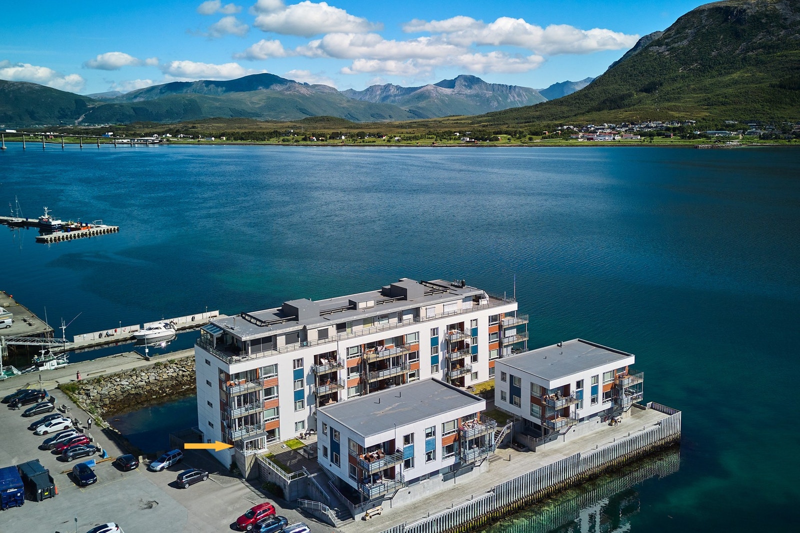 Leiligheten ligger i 1.etg. med garasjeanlegg i underetasjen. Galleribilde