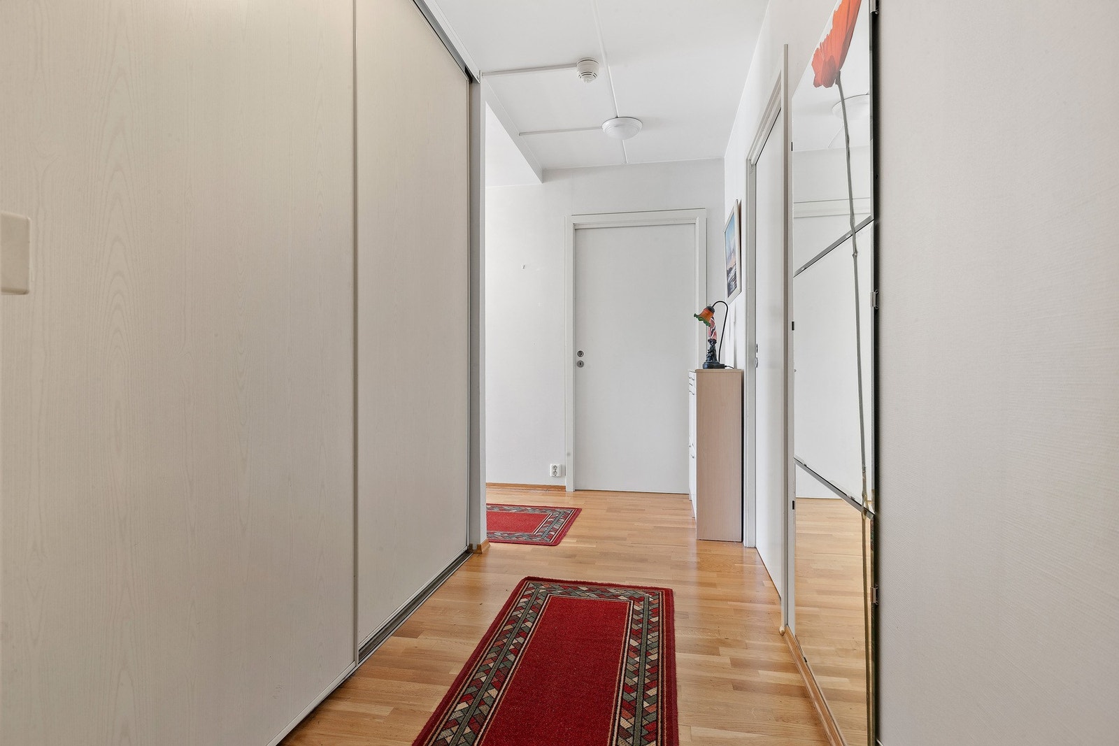 Velkommen inn! Romslig skyvedørsgarderobe til venstre med god plass til å henge fra seg i vindfang. Galleribilde