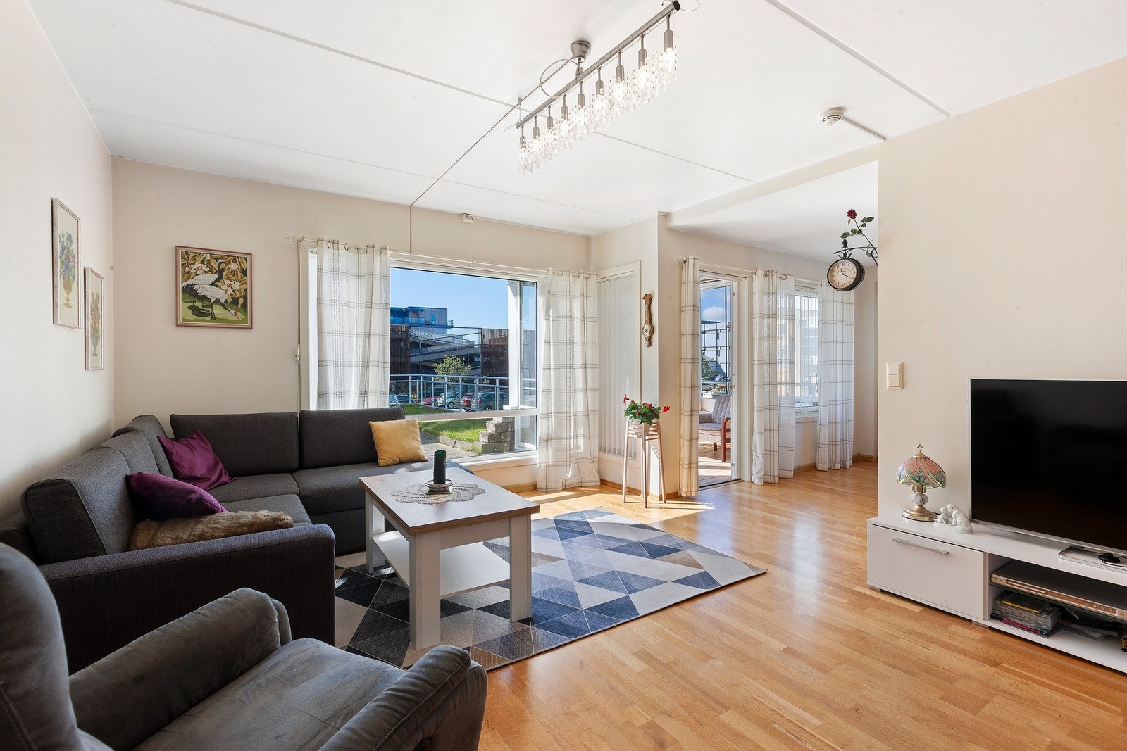 Stuen har flere møbleringsmuligheter, samt store vindusflater. Galleribilde