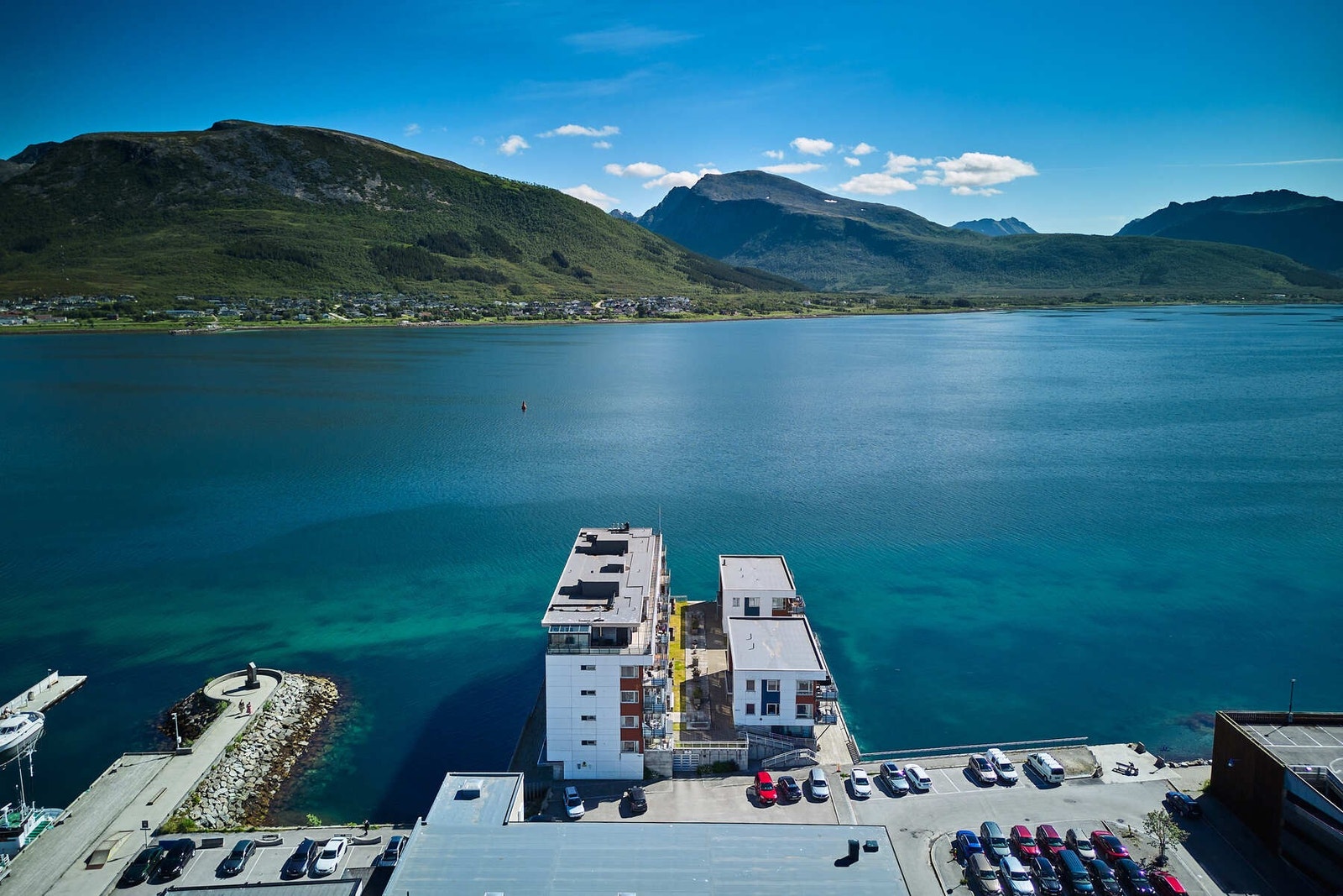 Velkommen til innbydende 3-roms leilighet i Sortland Brygge. Galleribilde