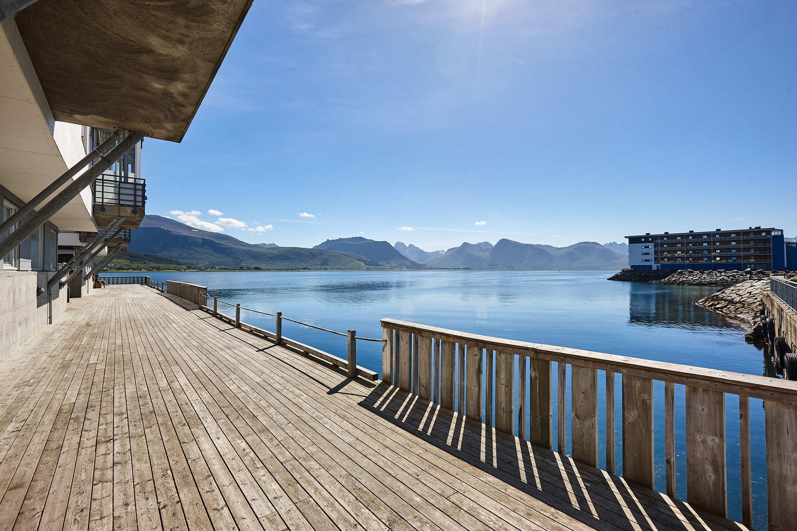 Flott opparbeidet uteområde langs sjøkanten. Galleribilde