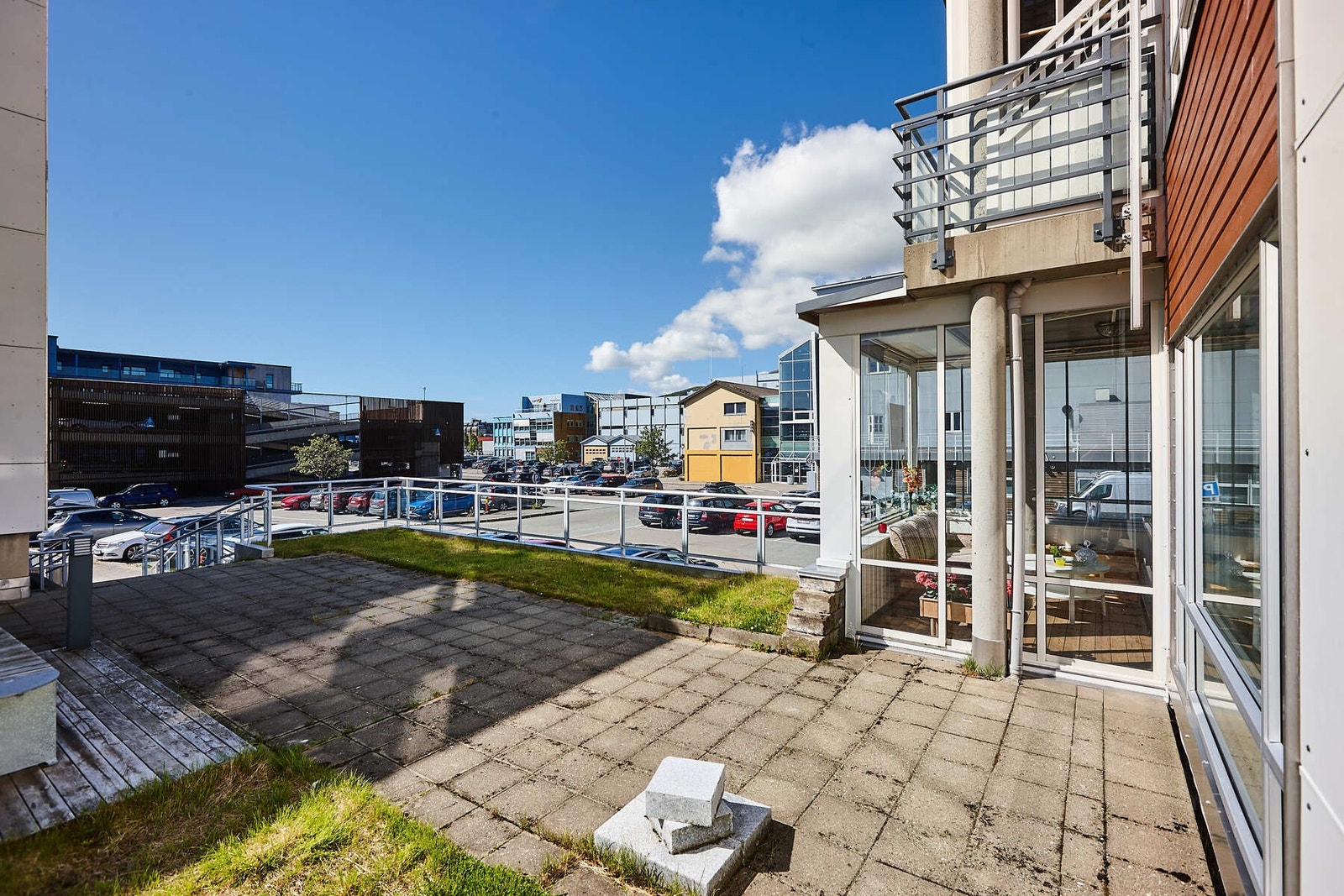 Utearealer er belagt med heller, plen og beplantning og tar seg meget pent ut. Galleribilde